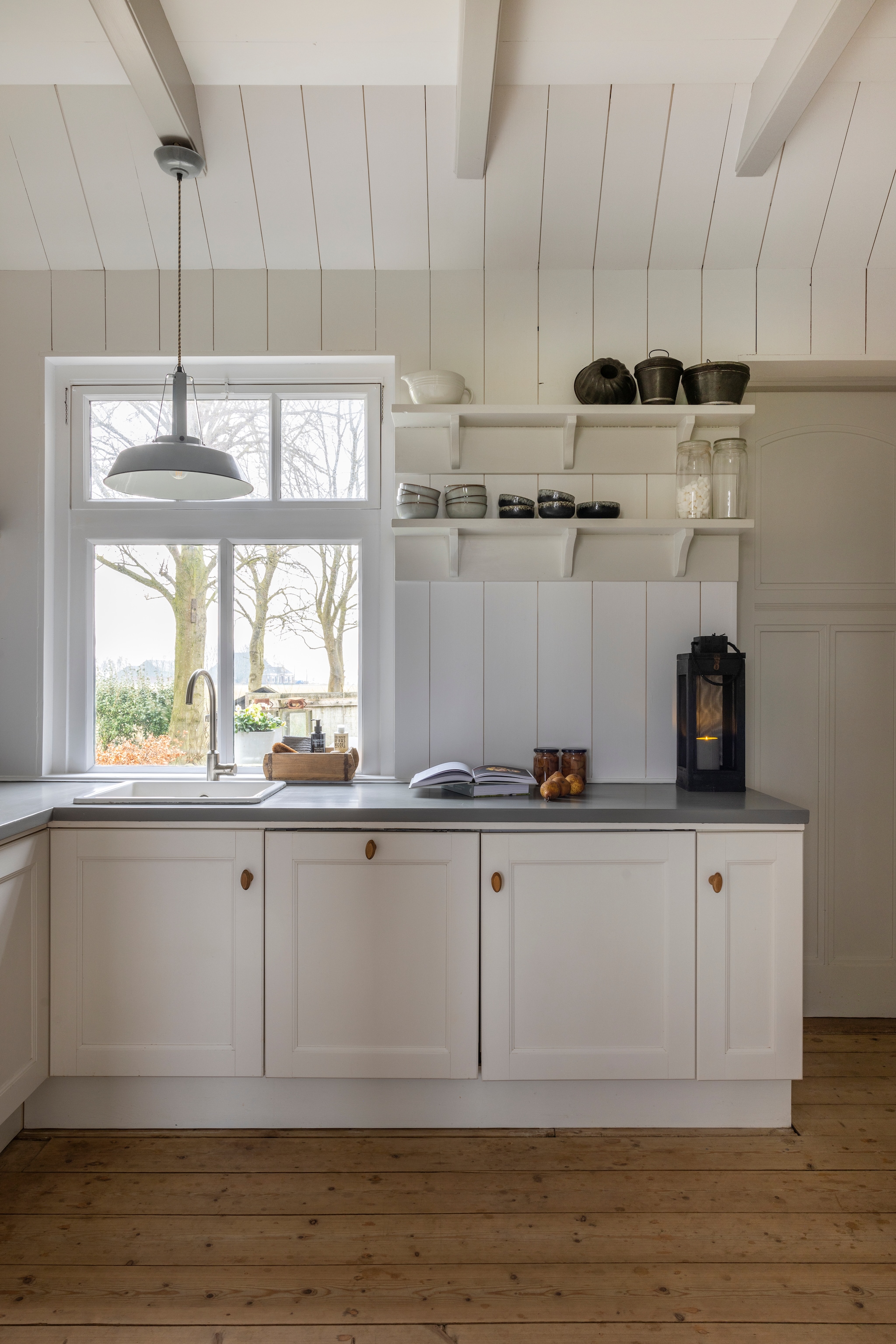 Keuken-basis, wasbak en kraan Ikea. Met vrienden bouwden Loesanne en Tsjebbe de keuken af. Hanglamp HKliving. Zwart windlicht WenKR8. vtwonen Landelijk 02-2026 | Fotografie Anneke Gambon