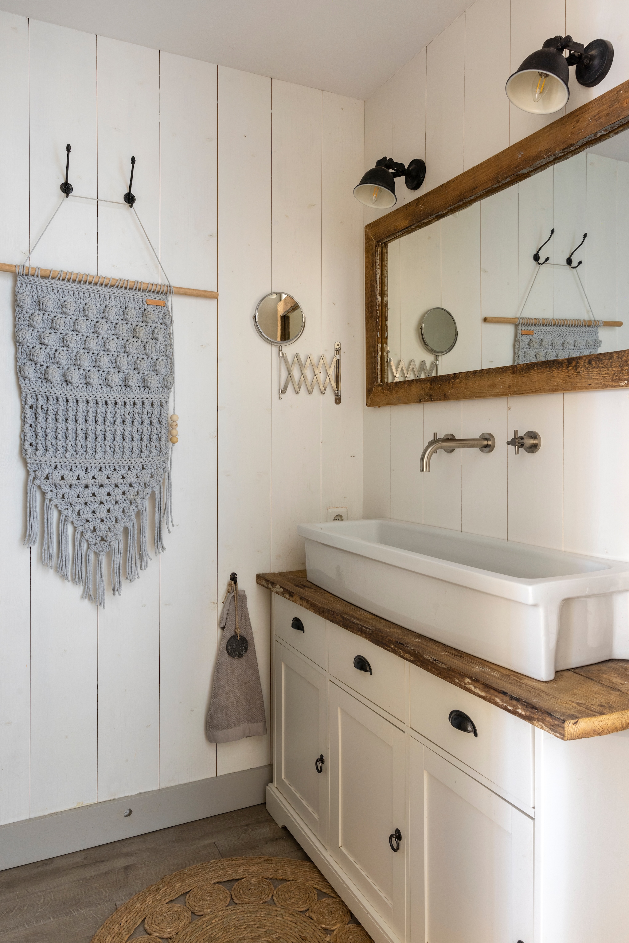 Wasmeubel en wasbak Marktplaats. Het meubel is door Loesanne geverfd, Tsjebbe maakte er een houten plank op. Spiegel zelfgemaakt. Lampen Karwei. Wanddecoratie WenKR8. vtwonen Landelijk 02-2026 | Fotografie Anneke Gambon