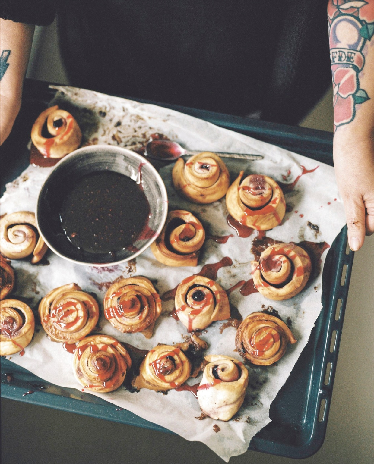 Kaneelbroodjes vtwonen kerstspecial 2025 | recepten The Holy Kauw | fotografie Hanke Arkenbout