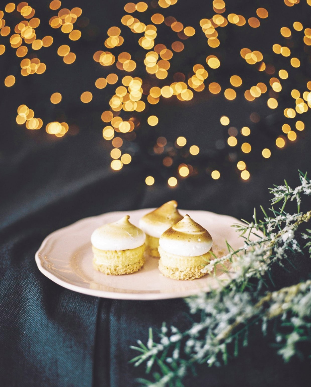 Meringue limoen-cakejes vtwonen kerstspecial 2025 | recepten The Holy Kauw | fotografie Hanke Arkenbout