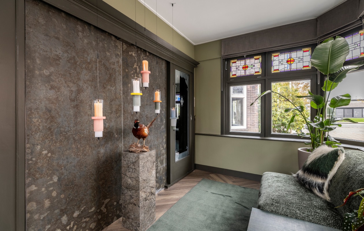 In de serre zijn Anima Profonda-wandpanelen van Benacci een blikvanger.