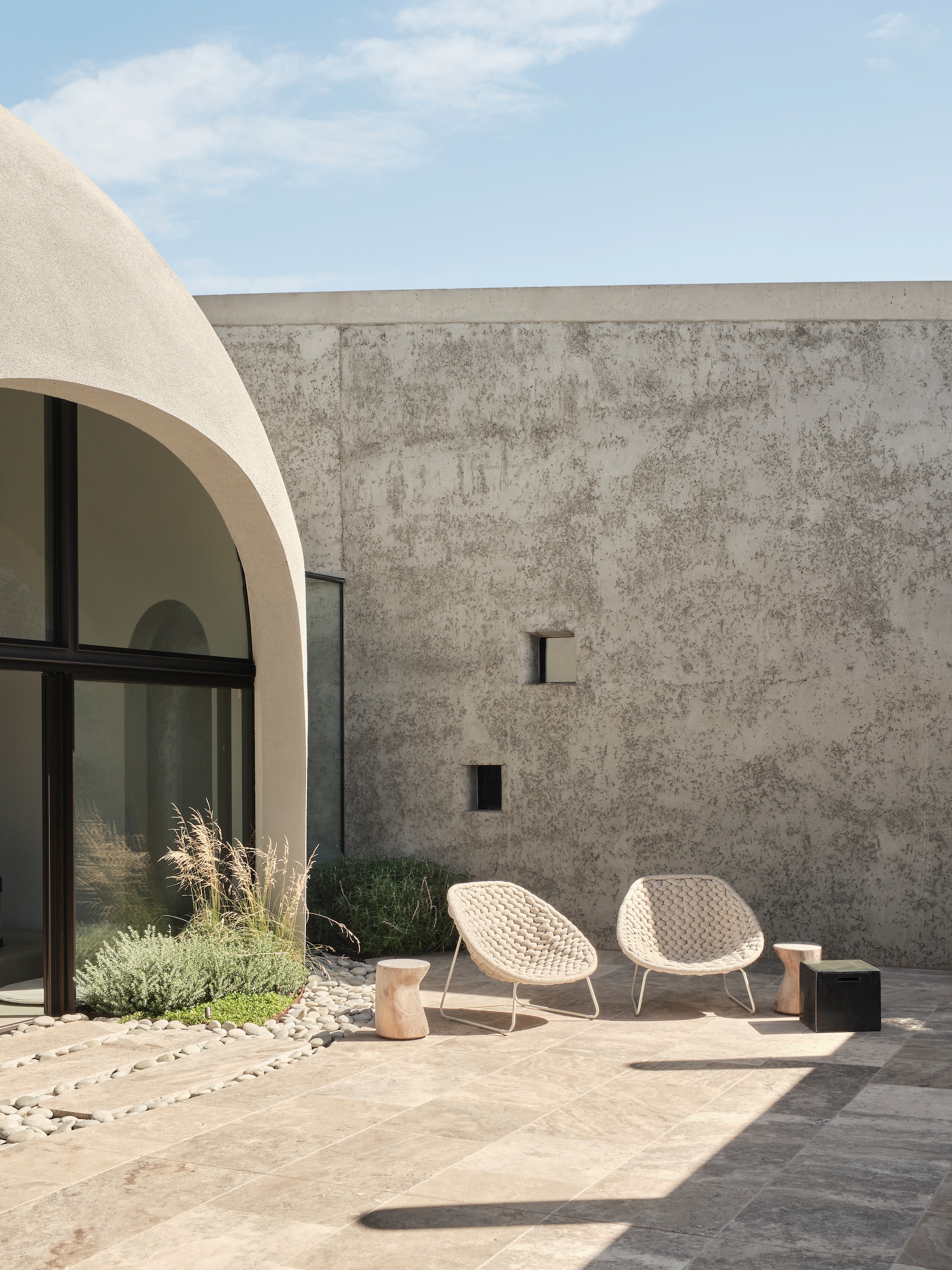 Fauteuils Paola Lenti. Krukken van Riva 1920 en Gervasoni. vtwonen Design 01-2026 | productie Living Inside | fotografie Lisa Cohen