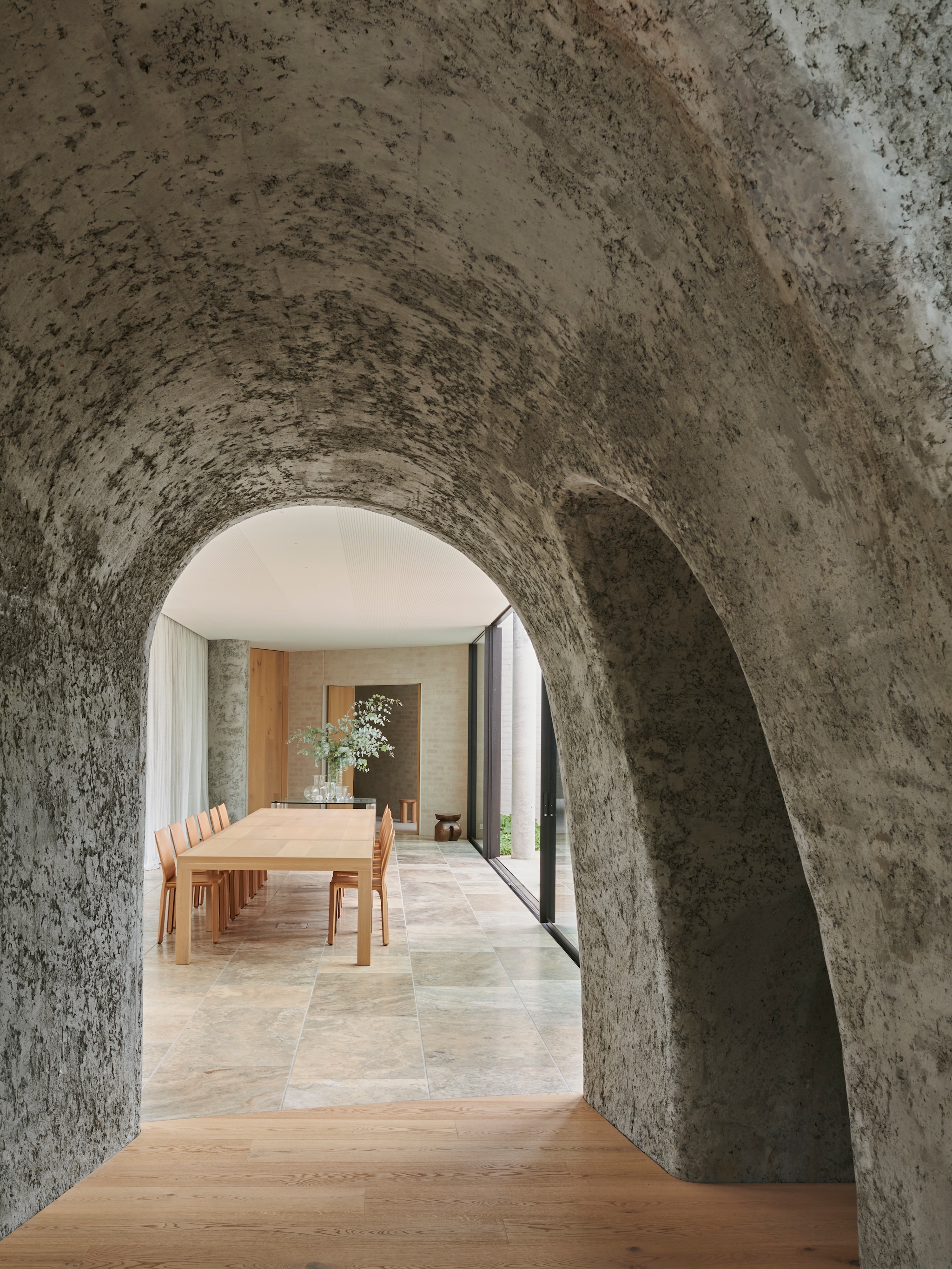 Eetkamer met eikenhouten tafel Motto Furniture & Cabinetry. Stoelen Cab van Mario Bellini. vtwonen Design 01-2026 | productie Living Inside | fotografie Lisa Cohen