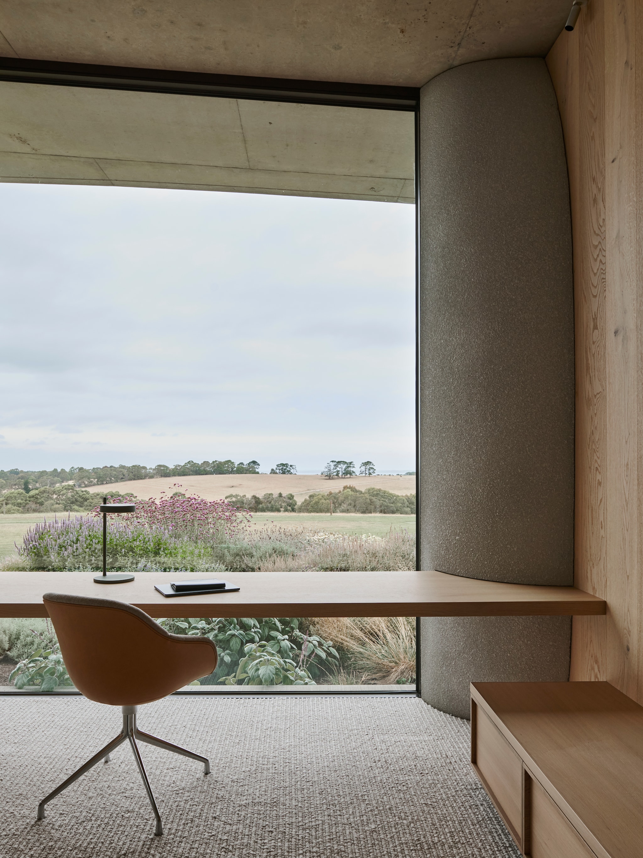 Bureau is op maat gemaakt. Tafellamp Pastille. Bureaustoel Hay. vtwonen Design 01-2026 | productie Living Inside | fotografie Lisa Cohen