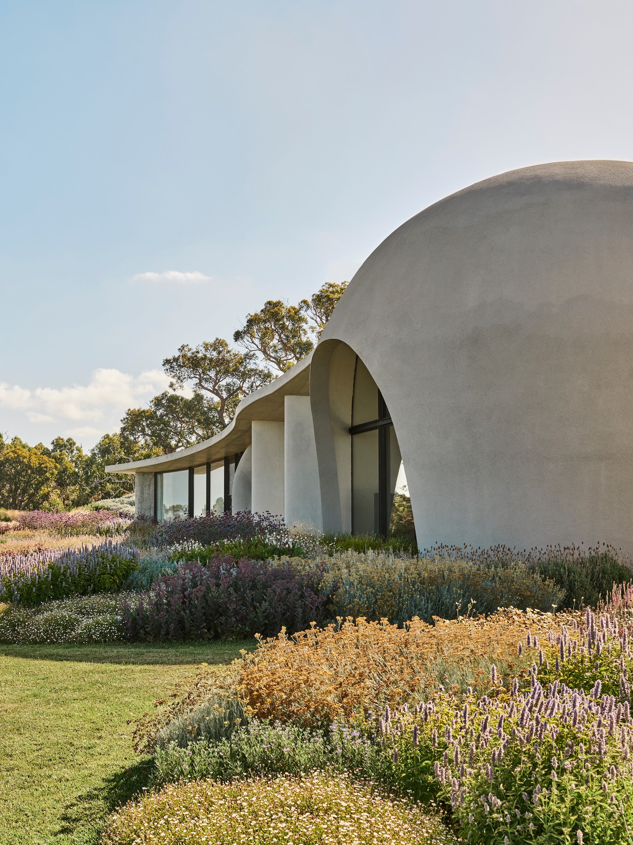 Weelderige tuin ontworpen door landschapsarchitect Paul Bangay. vtwonen Design 01-2026 | productie Living Inside | fotografie Lisa Cohen