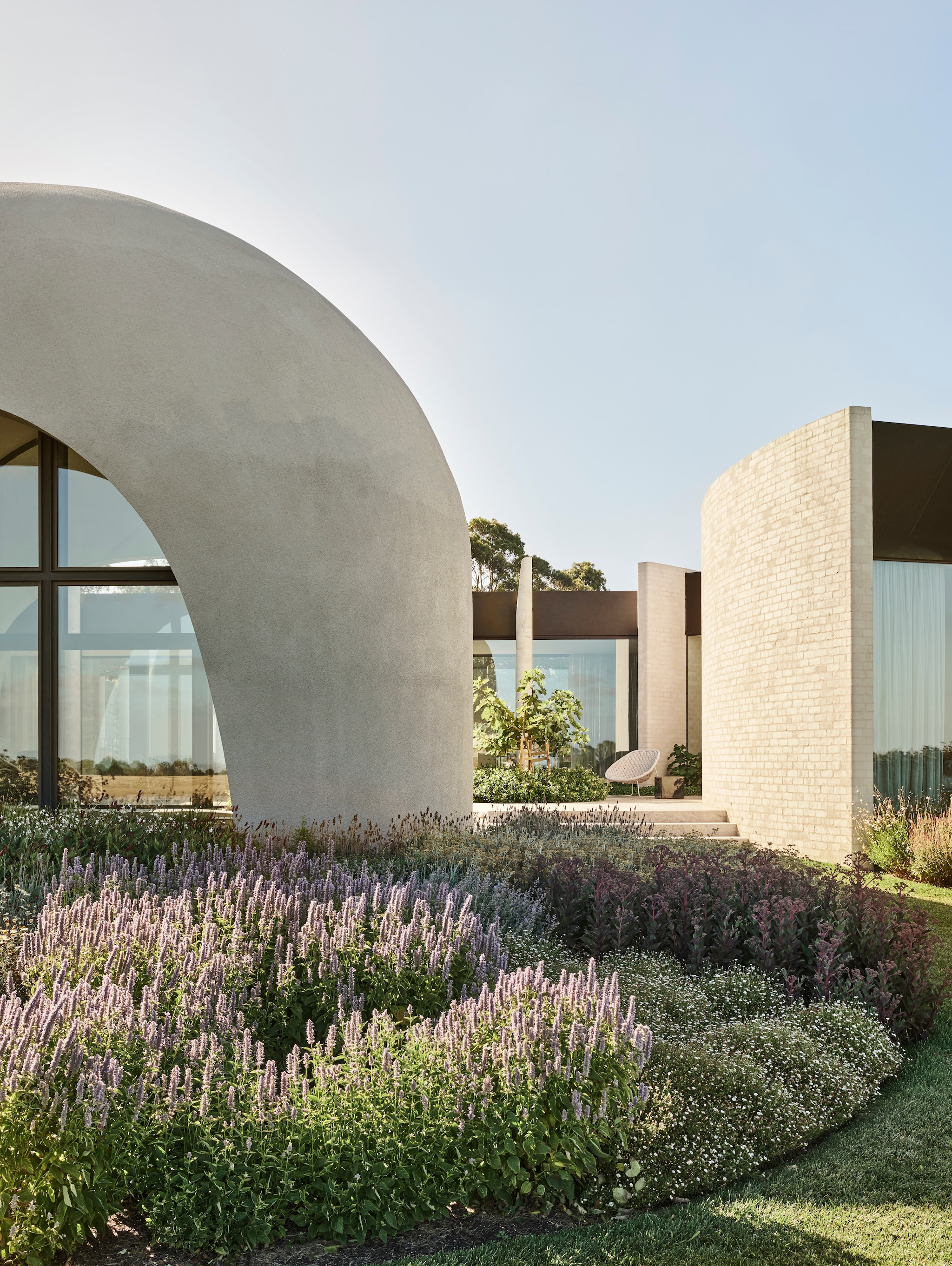 Landschapsarchitect Paul Bangay ontwierp de buitenruimte. vtwonen Design 01-2026 | productie Living Inside | fotografie Lisa Cohen