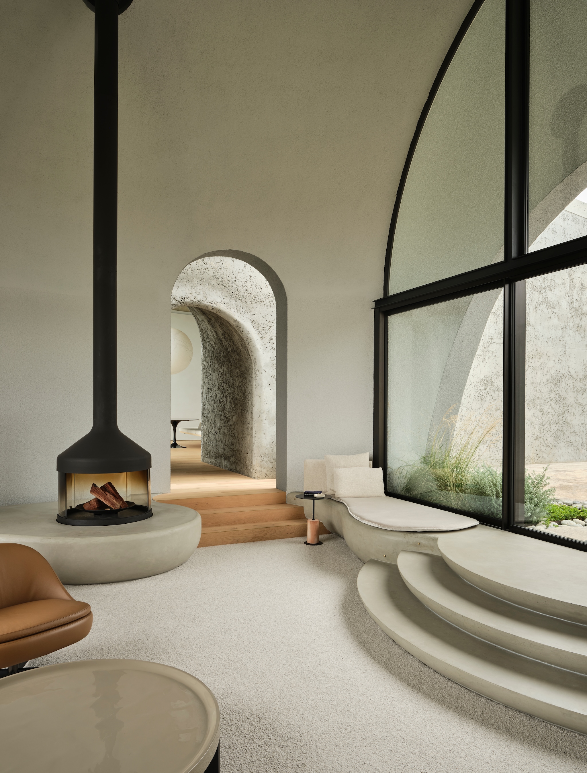 Living met open haard Focus. Salontafel en leren fauteuil Minotti. Op maat gemaakt daybed. Bijzettafel SP01 Design. vtwonen Design 01-2026 | productie Living Inside | fotografie Lisa Cohen