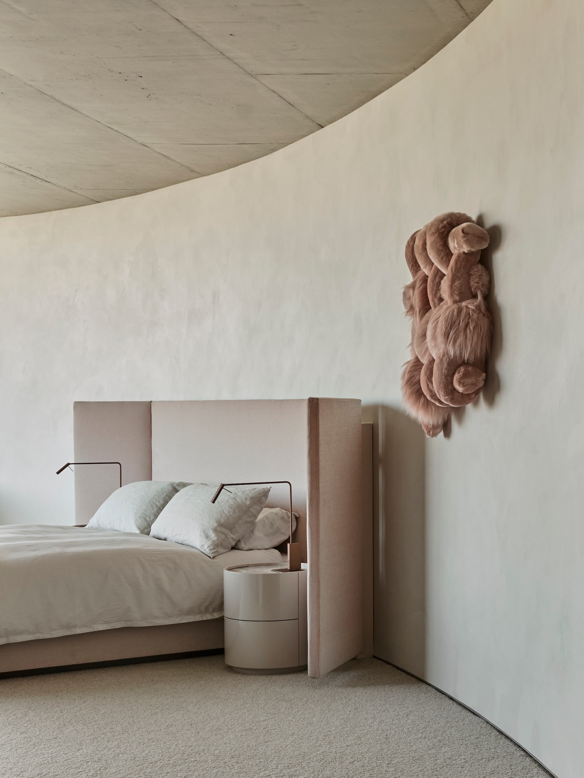 Slaapkamer met op maat gemaakt fluwelen bed en wollen vloerbedekking. Nachtkastje Prostoria. Verlichting Viabizzuno. Kunstwerk Kathy Temin. vtwonen Design 01-2026 | productie Living Inside | fotografie Lisa Cohen