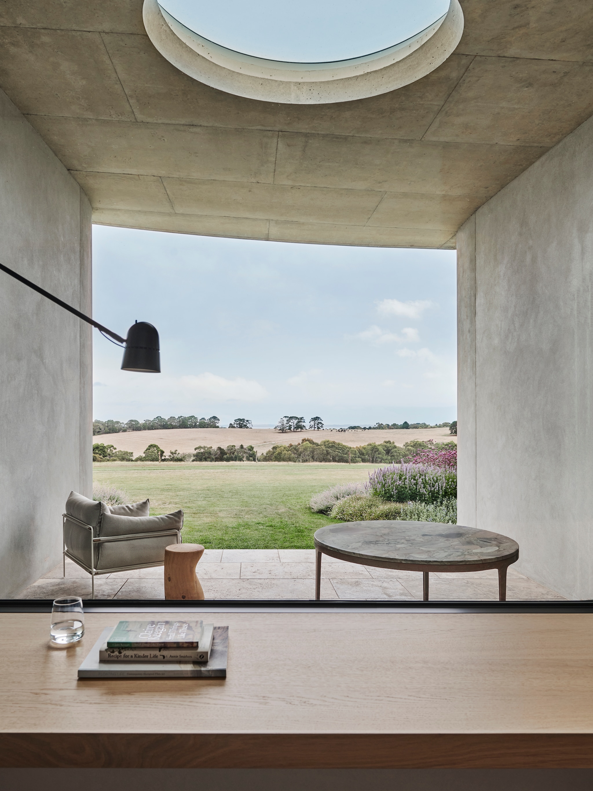 Op maat gemaakte houten bar Leeton Pointon Architects en Allison Pye. Wandlamp Artemide. Bronzen tafel Barbera Design. Kruk Riva 1920. Fauteuil Paola Lenti. vtwonen Design 01-2026 | Productie Living Inside | Fotografie Lisa Cohen