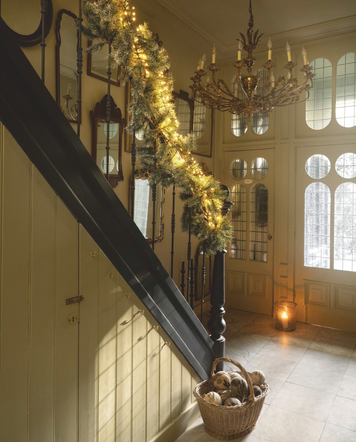 Sfeer voor Jou guirlande Glendon, kunststof, groen, 180 cm € 44,95, lichtjes 560 cm € 42,95 (shop.vtwonen.nl). Aura Peeperkorn windlicht, glas € 99,95 (aurapeeperkorn.nl). Ambermaakt kerstballen textiel, ecoprint € 17,- en € 25,- (ambermaakt.nl). Overig privébezit. vtwonen 11-2025 | styling Marianne Luning | fotografie Stan Koolen