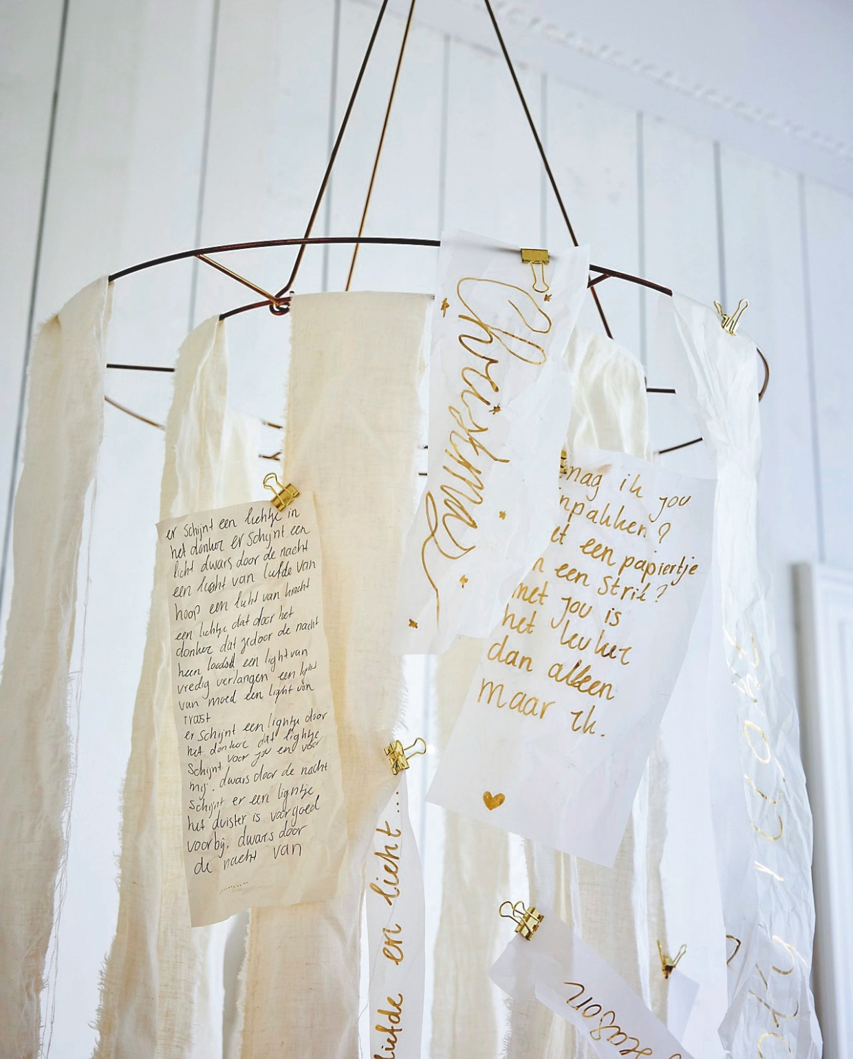 vtwonen decoratiering, metaal, zwart en goud, 60 cm (Ø) € 29,95 (shop.vtwonen.nl). Overig privébezit. vtwonen special Kerstboek 2025 | styling Sanne Ketelaar | fotografie Alexander van Berge