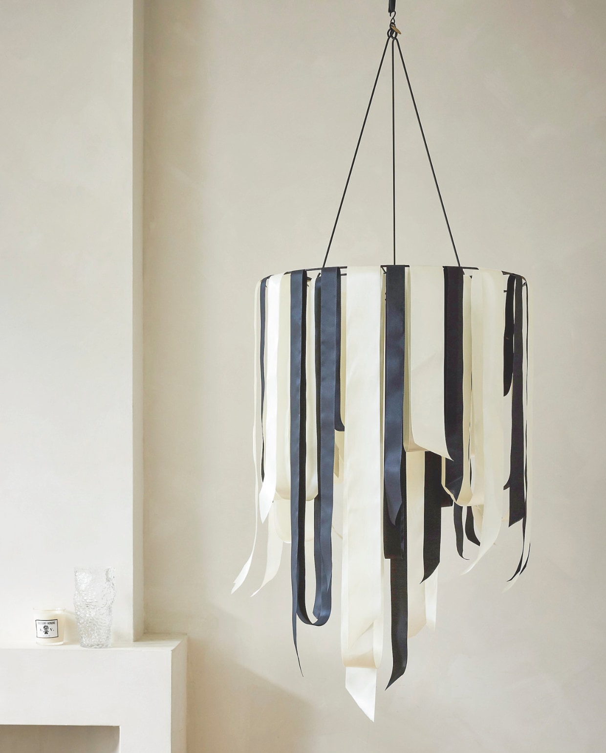 vtwonen decoratiering, metaal, zwart en goud, 60 cm (Ø) € 29,95 (shop.vtwonen.nl). Overig privébezit. vtwonen special Kerstboek 2025 | styling Sanne Ketelaar | fotografie Alexander van Berge