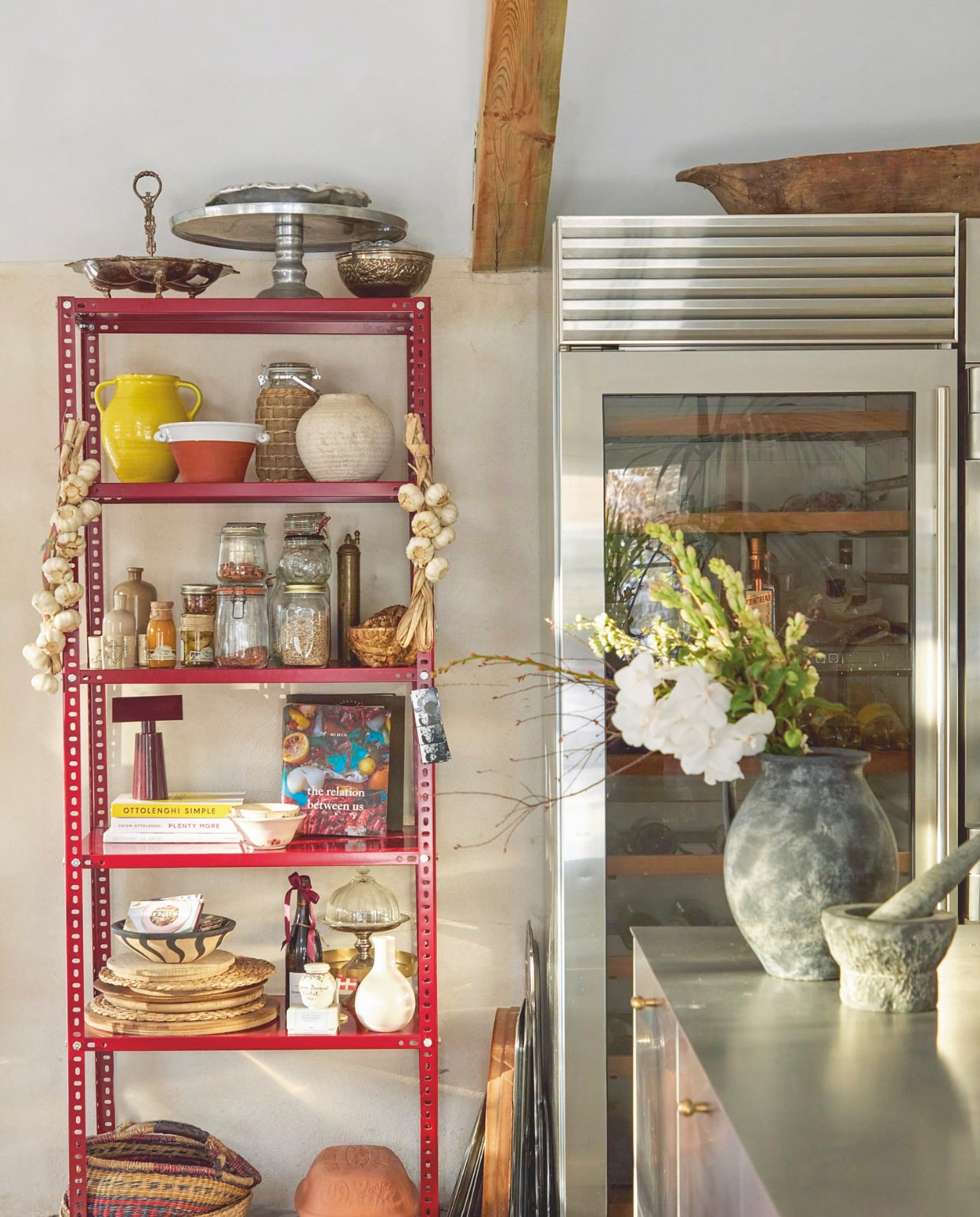 Metalen kast Hay. T-vormige lamp &Tradition. Keramiek markt in Zuid-Afrika. vtwonen 11-2025 | fotografie glottipress