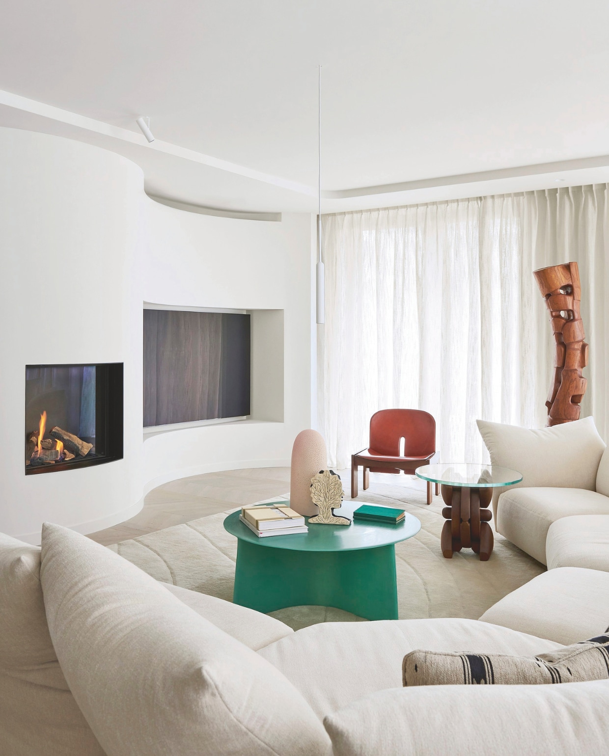 Hanglamp Pslab. Salontafel New Wave van Lukas Cober. Houten bijzettafel Andrea Cascella. Bank Standard van Edra. Bijzettafel en totem van iepenhout van R. van ’t Zelfde. Houten stoel Scarpa 925 van Afra & Tobia Scarpa via Fundamente Gallery. Vloer van Frans eikenhout en tapijt van handgetufte wol zijn een op maat gemaakt patroon van Framework Studio. Stijlvol wonen 9-2025 | fotografie Kasia Gatkowska | tekst Lisette Gerbrands