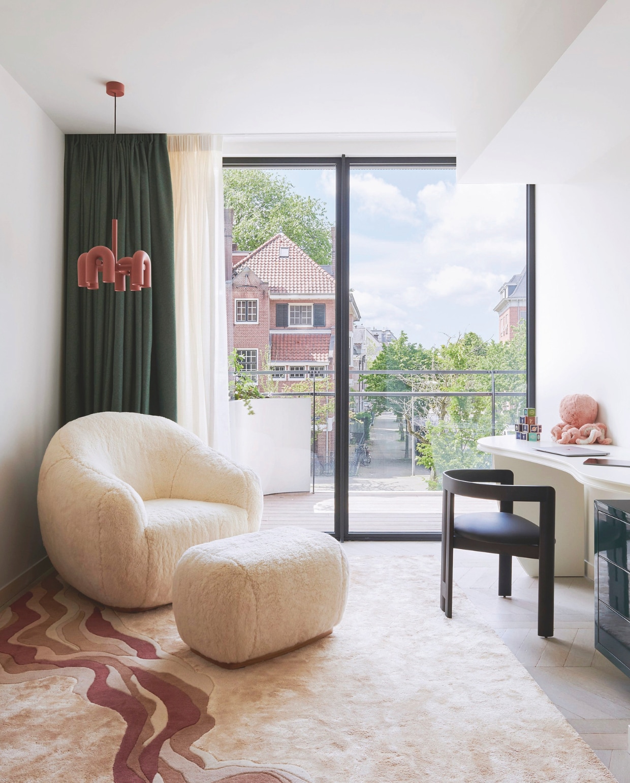 Hanglamp Cirkus van Ago. Bureau maatwerk van Framework Studio. Stoel Pigreco, heruitgave van Tacchini. Fauteuil Niemeyer II. Vloerkleed op maat gemaakt, handgetuft in verschillende poolhoogtes. Stijlvol wonen 9-2025 | fotografie Kasia Gatkowska