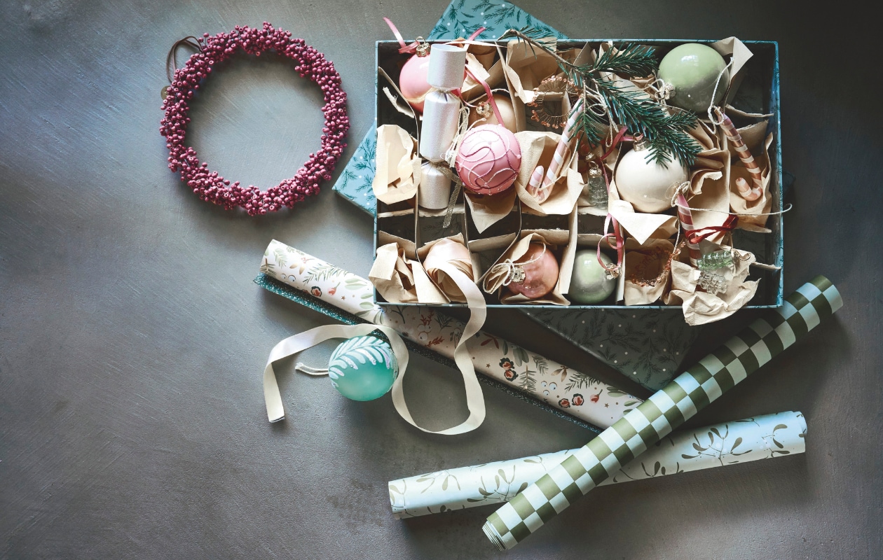 Collectivwarehouse cadeaupapier Comfort & Joy, papier, 300x50 (lxb), set van 5 rollen € 7,95, lint, satijn, lichtroze, 2500 cm (l) € 2,99 (collectivwarehouse.com). Edith Beurskens kerstballen, keramiek, roze, ivoor en mintgroen, 6 cm (Ø) € 47,50, 8 cm (Ø) € 52,50 (edithbeurskens.com). Dagmara kerstbal met details, glas, pastelroze, set van 4 € 23,90, kerstbal Candy Cane, glas, roze, set van 2 € 15,90, kerstbal, glas, mintgroen, set van 4 € 27,90 (shop.vtwonen.nl). Weldaad krans, messing en hout, oudroze, 24 cm (Ø) € 39,95, minikerstboompjes, glas, prijs op aanvraag (weldaad.com). Søstrene Grene geschenkdoos, blauw € 6,68 decoratieve kerstcrackers, papier, wit € 4,52 (sostrenegrene.com). vtwonen kerstspecial | styling Liza Wassenaar | fotografie Sjoerd Eickmans