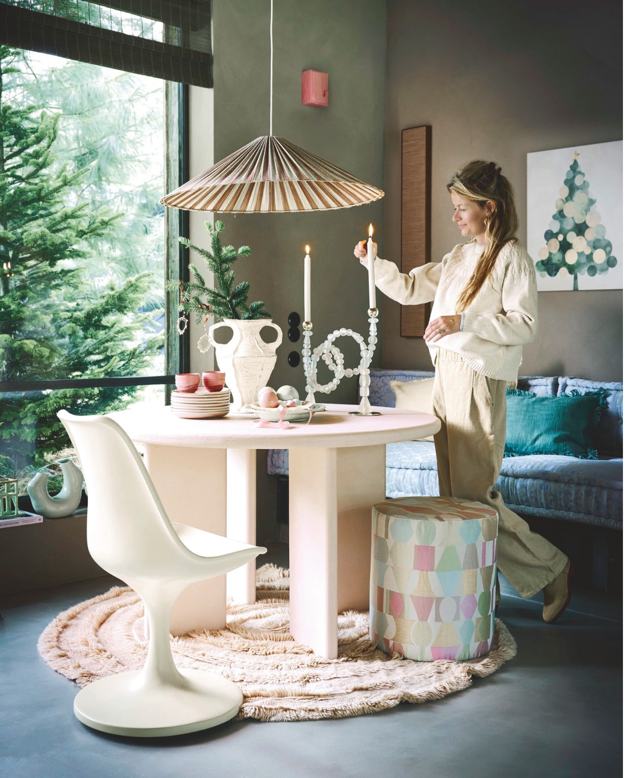 Household Hardware stoel Tulip, polyester, ivoor, 49x45x83 cm (bxdxh) € 595,- (shop.vtwonen.nl). Matraskussens, katoen en schuim, jeans, diverse maten vanaf € 110,- (householdhardware.nl). Pebb eettafel, handgemaakt, betonlook, lichtroze, 120 cm (Ø) € 1350,- (pebb.nl). Rubelli poef met jacquardstof Paul, pastello, 140 cm (b), prijs op aanvraag (rubelli.com). Urban Nature Culture vaas Felice, keramiek, mintgroen € 49,95, kussen Erto, wol, naturel € 39,99 (urbannatureculture.com). H&m Home geweven kussenhoes, katoen, mintgroen € 9,99 (hm.com). Polspotten kandelaar Beads, gerecycled glas, handgemaakt, wit, 33x12x38 cm (lxbxh) € 250,- (polspotten.com). Weldaad krans hangornament, glas, roze € 9,95 (weldaad.com). Collectivwarehouse lint, satijn, lichtroze € 2,99 (collectivwarehouse.com). Edith Beurskens kerstballen, keramiek, roze, ivoor en mintgroen € 45,- en € 50,- (edithbeurskens.com). HKliving vloerkleed Round, wol, roze, 150 cm (Ø) € 139,-, hanglamp Plisse, bamboe, groen met bruine streep € 99,95, schaal, keramiek, mintgroen € 59,95, schaal, epoxy giethars, lichtbruin € 54,95, borden, keramiek, steen, roze € 29,95, vaas New Classics, keramiek, cream € 79,95, koffiekopjes Artist ceramics, keramiek, roze € 9,95 (hkliving.com). Atelier Sukha trui Flores, pure ecru € 280,-, laarzen, leer, handgemaakt, camel € 484,- (sukha.nl). vtwonen kerstspecial | styling Liza Wassenaar | fotografie Sjoerd Eickmans