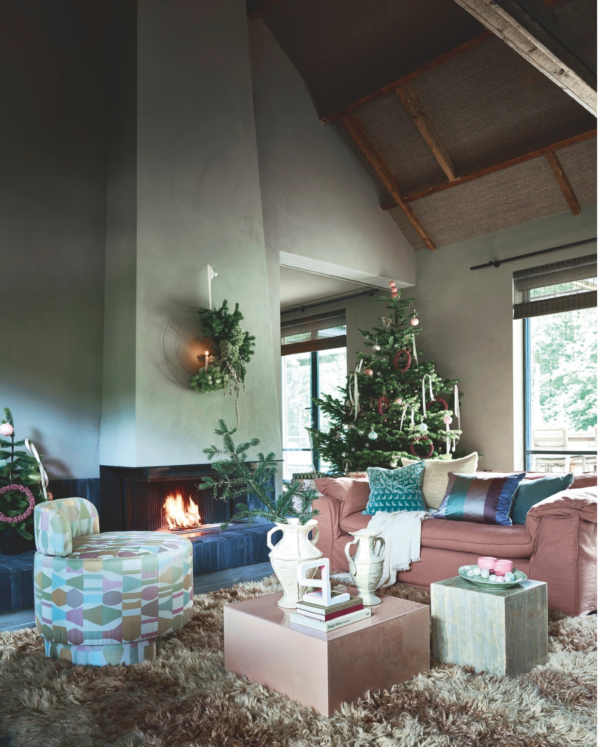 Buitengoed De Boomgaard grote kerstboom en losse takken (buitengoeddeboomgaard.nl). Weldaad krans, messing en hout, oudroze, 24 cm (Ø) € 39,95 (weldaad.com). HKliving bank Nomad, linnen, dusty rose, 244x110x81 cm (lxbxh) € 3025,-, vloerkleed Fluffy, wol, shore, 250x250 cm € 1695,-, koffietafel, glas, grenenhout en mdf, nude, 60x60x32 cm (lxbxh) € 349,-, bijzettafel Block, onyx marmer, 35x35x35 cm (lxbxh) € 695,-, grote vaas, keramiek, crème € 79,95, kleine vaas, keramiek, crème € 44,95, kunstwerk object Angular construction, papier-maché, wit, 15x14x15 cm (lxbxh) € 24,95, schaal, keramiek, mint-terracotta € 59,95, koffiekopjes, keramiek, roze € 9,95 (hkliving.com). Combitex fauteuil, handgemaakt, prijs op aanvraag (com-anders.nl), Rubelli stof poef jacquard Paul, pastello, 140 cm (b), prijs op aanvraag (rubelli.com). Urban Nature Culture kussen, wol, beige € 39,95 (urbannatureculture.com). H&M Home kussenhoes, katoen, mintgroen € 9,99, kleed met franje, katoen, beige € 29,99, boeken, prijs op aanvraag (hm.com). Wilhelmine van Aerssen kussen met patroon, mintgroen € 160,-, gestreept kussen, diverse kleuren € 140,- (wva.nl). Judith Slagter opgemaakte krans, prijs op aanvraag (judithslagter.nl). Edith Beurskens kerstballen, keramiek, roze, ivoor en mintgroen, 6 cm (Ø) € 45,-, 8 cm (Ø) € 50,-, piek, keramiek, roze € 65,- (edithbeurskens.com). Dagmara My Christmas kerstbal met details, glas, pastelroze, set van 4 € 23,90, kerstornament zuurstok, glas, zachtroze, set van 2 € 15,90 (shop.vtwonen.nl). Elisabeth & Valentijn traktaties op schaal, pastelkleuren, prijs op aanvraag (elisabethvalentijn.com). vtwonen kerstspecial | styling Liza Wassenaar | fotografie Sjoerd Eickmans