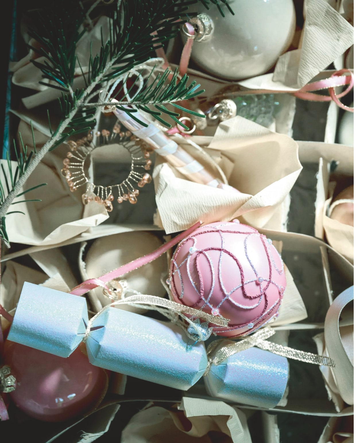 Weldaad krans, glas, roze € 9,95 (weldaad.com). Edith Beurskens kerstballen, keramiek, roze en ivoor, 6 cm (Ø) € 45,-, 8 cm (Ø) € 50,-(edithbeurskens.com). Dagmara kerstbal met details My Christmas, glas, pastelroze, set van 4 € 23,90, kerstornament zuurstok Candy Cane, glas, roze, set van 2 € 15,90, kerstballen, glas, mintgroen, set van 4 € 27,90 (shop.vtwonen.nl). Søstrene Grene decoratieve kerstcrackers, wit € 4,52 (sostrenegrene.com). Collectivwarehouse lint, satijn, roze met gouden rand € 2,99 (collectivwarehouse.com). vtwonen kerstspecial | styling Liza Wassenaar | fotografie Sjoerd Eickmans