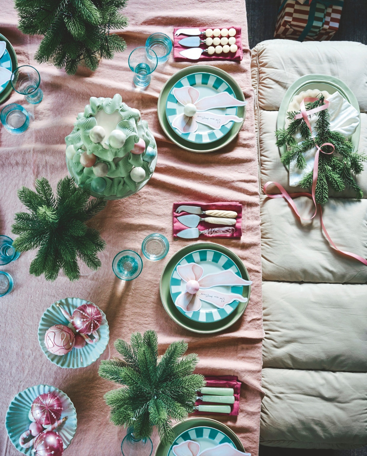 Pebb. eettafel, betonlook, shade of linen, 300x110 cm (lxb) € 2400,- (pebb.nl). HKliving bank Puffy Lobby, pebble, mdf en katoen, 140x40x45 cm (lxbxh) € 425,-, schaal, epoxy giethars, ivoor € 54,95, schaal, keramiek, mint-terracotta € 59,95, geribbelde schalen, steen, mintgroen € 39,95, taartplateau, steen, saliegroen € 59,95, kaasmessen, polyresin, saliegroen, set van 3 € 29,95, kaasmessen bolletjes, polyresin, citroengeel, set van 3 € 29,95, kaasmessen, polyresin, room, set van 3 € 32,95, borden, keramiek, mosgroen, vanaf € 14,- (hkliving.com). H&m Home tafelkleed, linnenmix, roze € 49,99, servetten, linnenmix, rood, set van 4 € 14,99, gestreepte borden, porselein, lichtturkoois € 7,99 (hm.com). Household Hardware glazen Kadousse, medium, gerecycled glas € 5,95, wijnglazen Diabolo, medium, gerecycled glas € 7,50 (householdhardware.nl). Elisabeth & Valentijn taart, prijs op aanvraag (elisabethvalentijn.com). Dém Rae strikontwerp op bord, prijs op aanvraag (demrae.com). Drukkerij Flora strikprint, prijs op aanvraag (drukkerij-flora.nl). Dagmara kerstbal met details My Christmas, glas, pastelroze, set van 4 € 23,90, kerstornament zuurstok Candy Cane, glas, roze, set van 2 € 15,90 (shop.vtwonen.nl). Edelman mini-kerstboom Nagoya, 25x45 cm (bxh), prijs op aanvraag (edelman.eu). vtwonen kerstspecial | styling Liza Wassenaar | fotografie Sjoerd Eickmans