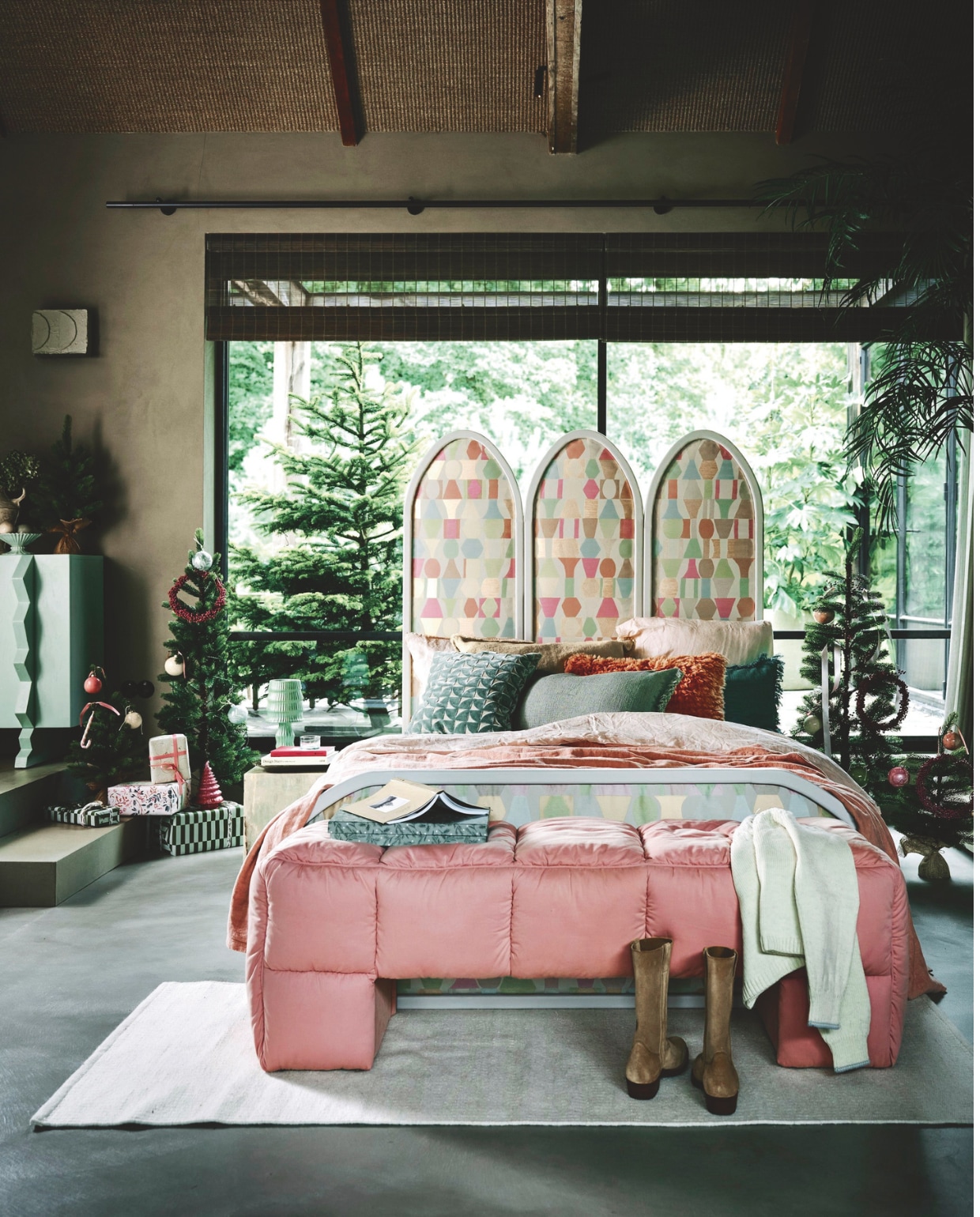 HKliving bank Puffy Lobby, mdf en katoen, roze, 140x40x45 cm (lxbxh) € 425,-, bijzettafel, onyx marmer, 35x35x35 cm (lxbxh) € 695,-, kast Forma, sungkaihout, ijsblauw, 80x48,5x88,5 cm (bxdxh) € 1150,-, tafellamp Petal, keramiek, mintgroen € 179,-, kussen, fluffy, wol en katoen, blush, 65x40 cm (lxb) € 69,95 (hkliving.com). Combitex bed, op maat gemaakt, prijs op aanvraag (com-anders.nl). Rubelli jacquardstof kamerscherm Paul, pastello, 140 cm (b), prijs op aanvraag (rubelli.com). Atelier Sukha trui Flores, pure ecru € 280,-, laarzen, leer, camel € 484,- (sukha.nl). Søstrene Grene geschenkdoos, blauw € 6,68 (sostrenegrene.com). Edith Beurskens kerstballen, keramiek, roze, ivoor en mintgroen, 6 cm (Ø) € 45,-, 8 cm (Ø) € 50,- (edithbeurskens.com). Dagmara kerstbal met details My Christmas, glas, pastelroze, set van 4 € 23,90, kerstornament zuurstok Candy Cane, glas, roze, set van 2 € 15,90, kerstballen, glas, mintgroen, set van 4 € 27,90 (shop.vtwonen.nl). Wilhelmine van Aerssen kussen met patroon, mintgroen € 160,-, gestreept kussen, diverse kleuren € 140,- (wva.nl). Urban Nature Culture kussen Erto, wol, natural, 50x30 cm (lxb) € 39,99 (urbannatureculture.com). H&m Home boeken, prijs op aanvraag, geweven kussenhoes, katoen, mintgroen € 9,99 (hm.com). Zara Home dekbedovertrek, linnen, lichtbeige, diverse maten vanaf € 79,99, deken, linnen, 190x140 cm (lxb) € 89,99, kussenslopen, linnen, diverse maten, set van 2, vanaf € 49,99, vloerkleed, wol, ecru, 230x160 cm (lxb) € 449,-, kussenhoes, katoen, mintgroen € 29,99 (zarahome.com). Edelman kerstboom Nagoya, 25x45 cm (bxh), prijs op aanvraag, 60x90 cm (bxh), prijs op aanvraag, kerstverlichting, warm, 50 ledlampjes, 500 cm (l), prijs op aanvraag (edelman.eu). Buitengoed De Boomgaard grote kerstboom (buitengoeddeboomgaard.nl). Weldaad krans, messing en hout, oudroze, 24 cm (Ø) € 39,95 (weldaad.com). vtwonen kerstspecial | styling Liza Wassenaar | fotografie Sjoerd Eickmans