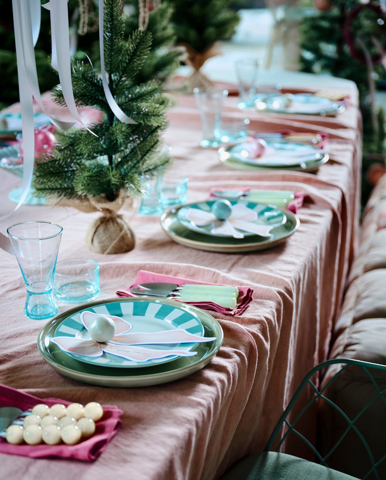 Pebb. eettafel, betonlook, shade of linen, 300x110 cm (lxb) € 2400,- (pebb.nl). HKliving bank Puffy Lobby, pebble, mdf en katoen, 140x40x45 cm (lxbxh) € 425,-, schaal, epoxy giethars, ivoor € 54,95, schaal, keramiek, mint-terracotta € 59,95, geribbelde schalen, steen, mintgroen € 39,95, taartplateau, steen, saliegroen € 59,95, kaasmessen, polyresin, saliegroen, set van 3 € 29,95, kaasmessen bolletjes, polyresin, citroengeel, set van 3 € 29,95, kaasmessen, polyresin, room, set van 3 € 32,95, borden, keramiek, mosgroen, vanaf € 14,- (hkliving.com). H&m Home tafelkleed, linnenmix, roze € 49,99, servetten, linnenmix, rood, set van 4 € 14,99, gestreepte borden, porselein, lichtturkoois € 7,99 (hm.com). Household Hardware glazen Kadousse, medium, gerecycled glas € 5,95, wijnglazen Diabolo, medium, gerecycled glas € 7,50 (householdhardware.nl). Elisabeth & Valentijn taart, prijs op aanvraag (elisabethvalentijn.com). Dém Rae strikontwerp op bord, prijs op aanvraag (demrae.com). Drukkerij Flora strikprint, prijs op aanvraag (drukkerij-flora.nl). Dagmara kerstbal met details My Christmas, glas, pastelroze, set van 4 € 23,90, kerstornament zuurstok Candy Cane, glas, roze, set van 2 € 15,90 (shop.vtwonen.nl). Edelman mini-kerstboom Nagoya, 25x45 cm (bxh), prijs op aanvraag (edelman.eu). vtwonen kerstspecial | styling Liza Wassenaar | fotografie Sjoerd Eickmans