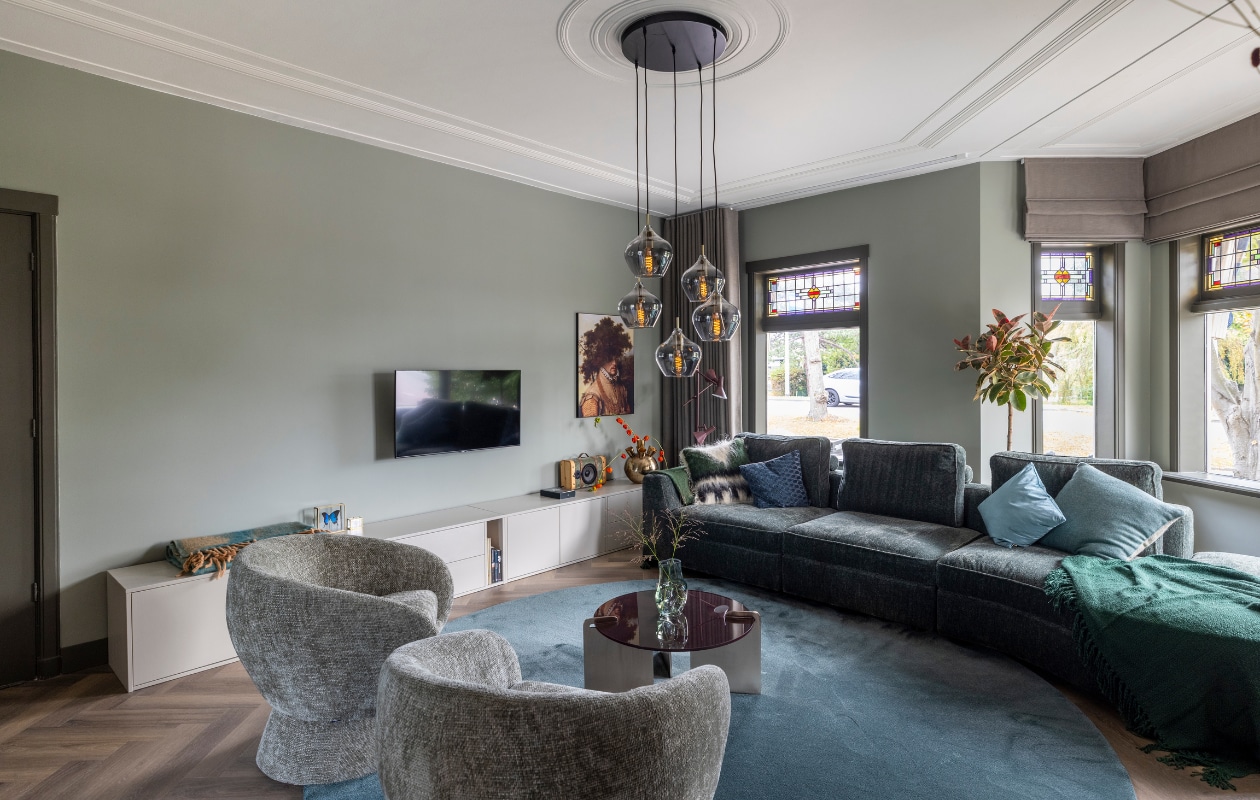 vtwonen Weer verliefd op je huis aflevering 8 seizoen 23 2025, stylist Frans in Naaldwijk, zitkamer vtwonen Weer verliefd op je huis aflevering 8 seizoen 23 2025 | styling Frans Uyterlinde | fotografie Margriet Hoekstra