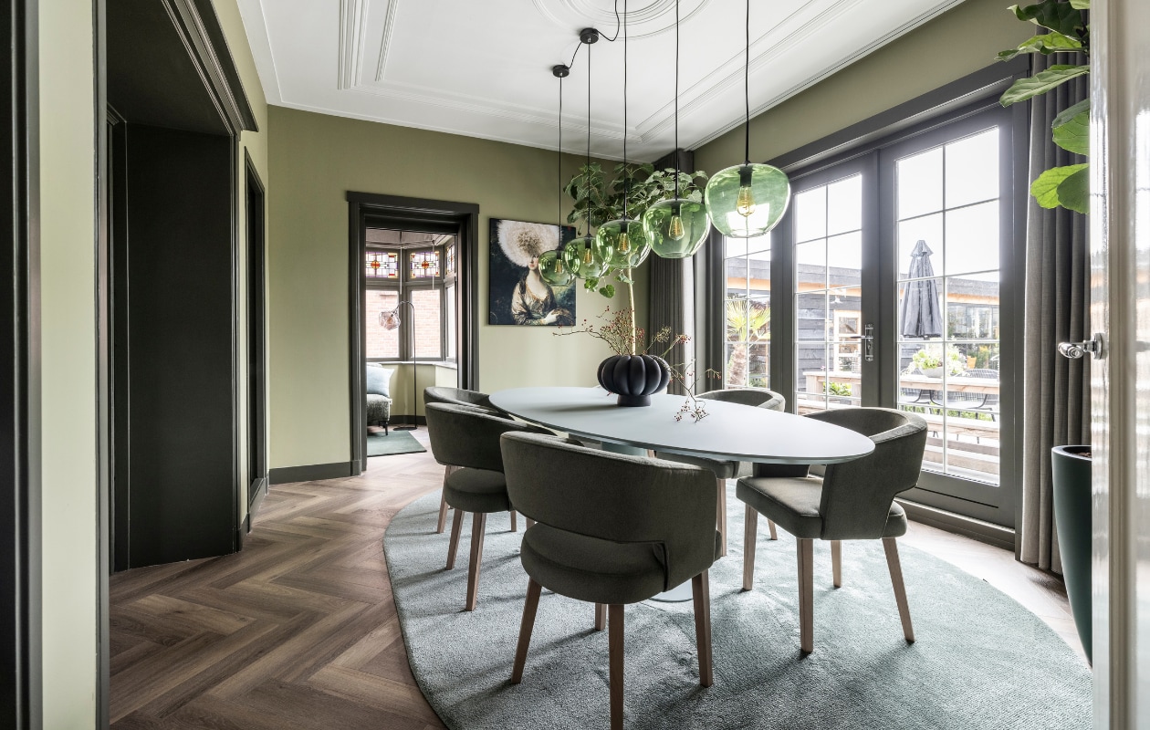 vtwonen Weer verliefd op je huis aflevering 8 seizoen 23 2025, stylist Frans in Naaldwijk, eetkamer vtwonen Weer verliefd op je huis aflevering 8 seizoen 23 2025 | styling Frans Uyterlinde | fotografie Margriet Hoekstra