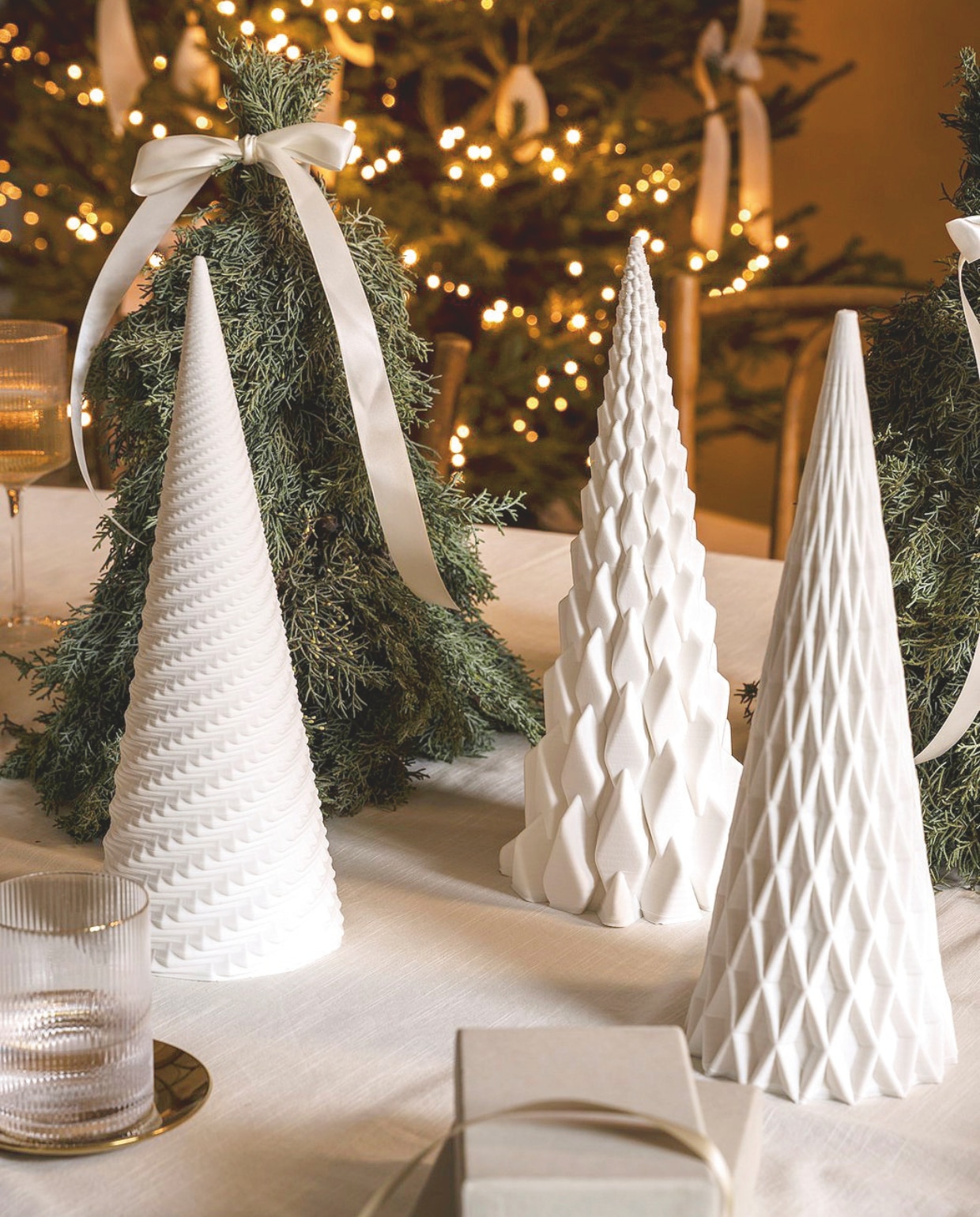 vtwonen waterglas, geribbeld glas met gouden rand, 340 ml, set van 4 € 29,-, vtwonen sculptuur Swirl, porselein, wit, 13,7x36,5 cm (Øxh), vtwonen sculptuur Triangle, porselein, wit, 13,7x37 cm (Øxh), vtwonen sculptuur Diamond, porselein, wit, 13,5x37 cm (Øxh), per stuk € 49,95. Overig privébezit. vtwonen 11-2025 | styling Sanne Ketelaar | fotografie Stan Koolen