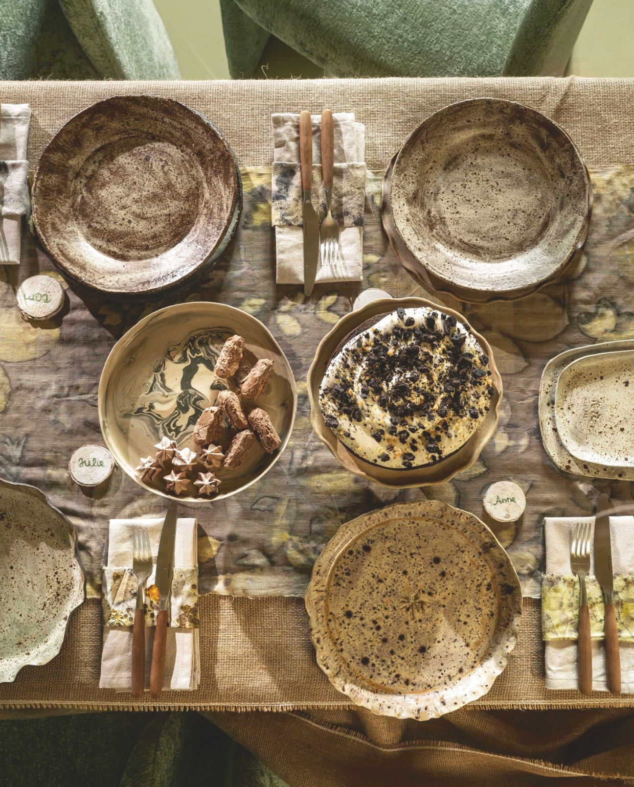 De Boerenbonthal tafelkleed, grof jute, zand, per strekkende meter € 12,50 (De Boerenbonthal). Ambermaakt tafelloper en servetstrook, ecoprint katoen gemaakt tijdens ecoprint workshop, per dag € 169,- (ambermaakt.nl). @carolinelovesceramics borden, keramiek € 30,-, taartschaal op voet, keramiek € 32,-, schalen, keramiek, vanaf € 20,- (@carolinelovesceramics). Dille & Kamille servetten Gots, biokatoen, kiezel € 2,95, bestek, hout, bruin, per stuk € 6,95 (dille-kamille.nl). My Flowers.shop houtschijven Naturelle, berkenhout, naturel, 250 g € 21,65 (shop.vtwonen.nl). vtwonen 11-2025 | styling Marianne Luning | Stan Koolen