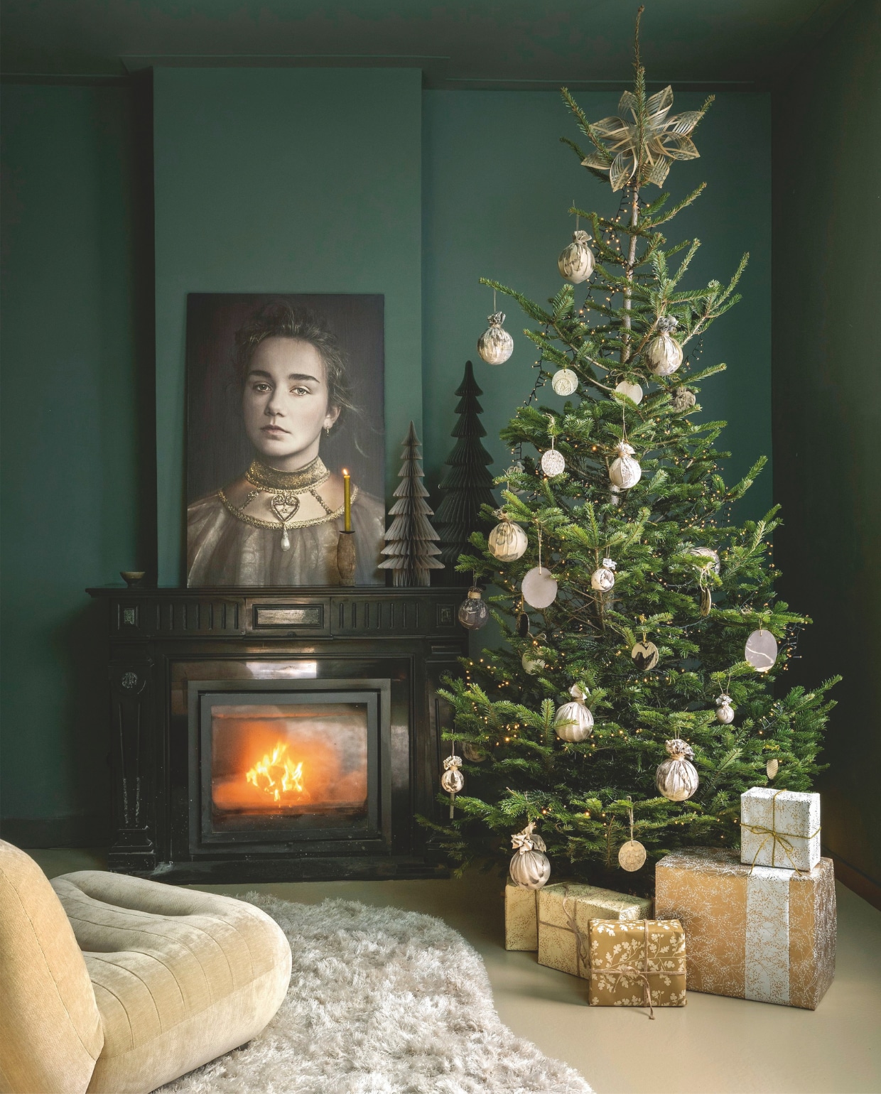 Rachel Dubbe portret privébezit, prijs op aanvraag (racheldubbe.com). Dutchbone fauteuil Wyatt, velours, beige, 101x87x70,5 cm (lxbxh) € 869,-, Zuiver vloerkleed Tasty, wolmix, naturel, 200x290 cm € 765,-, Sfeer voor jou lichtsnoer, kunststof, groen, 2 m € 90,- (shop.vtwonen.nl). Ompak cadeaupapier (kookwinkel.nl). Ambermaakt kerstbal textiel, ecoprint, vanaf € 25,- (ambermaakt.nl). Blomus kerstbal Kiseky, houtlook, beige, set van 4€ 34,95, ornamenten Kazary, papier, wit, set van 4 € 24,95 (blomus.com), @carolinelovesceramics kerstbal plat, keramiek, vanaf € 6,-, kom prijs op aanvraag (@carolinelovesceramics). vtwonen 11-2025 | styling Marianne Luning | fotografie Stan Koolen