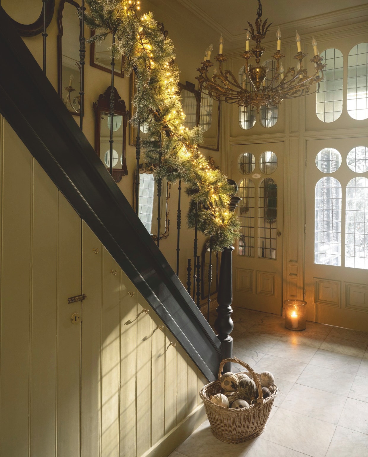 Sfeer voor Jou guirlande Glendon, kunststof, groen, 180 cm € 44,95, lichtjes 560 cm € 42,95 (shop.vtwonen.nl). Aura Peeperkorn windlicht, glas € 99,95 (aurapeeperkorn.nl). Ambermaakt kerstballen textiel, ecoprint € 17,- en € 25,- (ambermaakt.nl). Overig privébezit. vtwonen 11-2025 | styling Marianne Luning | Stan Koolen