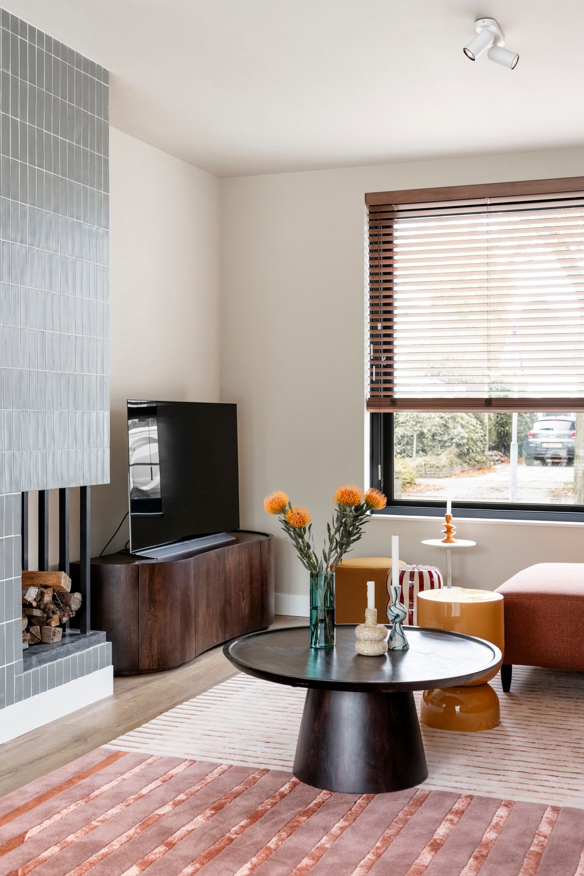 Houten jaloezieën Luxaflex®. Overige productinformatie via https://www.vtwonen.nl/weer-verliefd-op-je-huis/aflevering-11-marlies-den-dungen-resultaat~2f9e2d73.  vtwonen Weer verliefd op je huis aflevering 11 seizoen 23 2025 | styling Marlies Does | fotografie Margriet Hoekstra