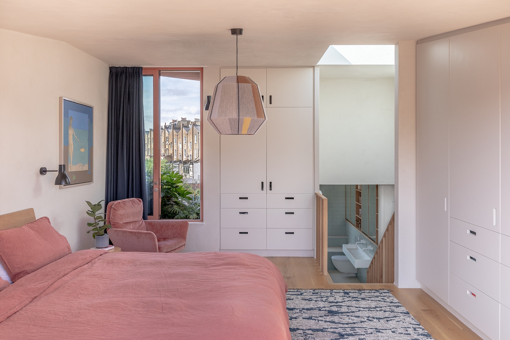 Vloerkleed Soho Home. Bureau Primary Structures. Kruk Ikea. Dekbedovertrek The Conran Shop. Lampenkap Bonbon van Hay. vtwonen 02-2026 | fotografie Taran Wilkhu | productie Living Inside