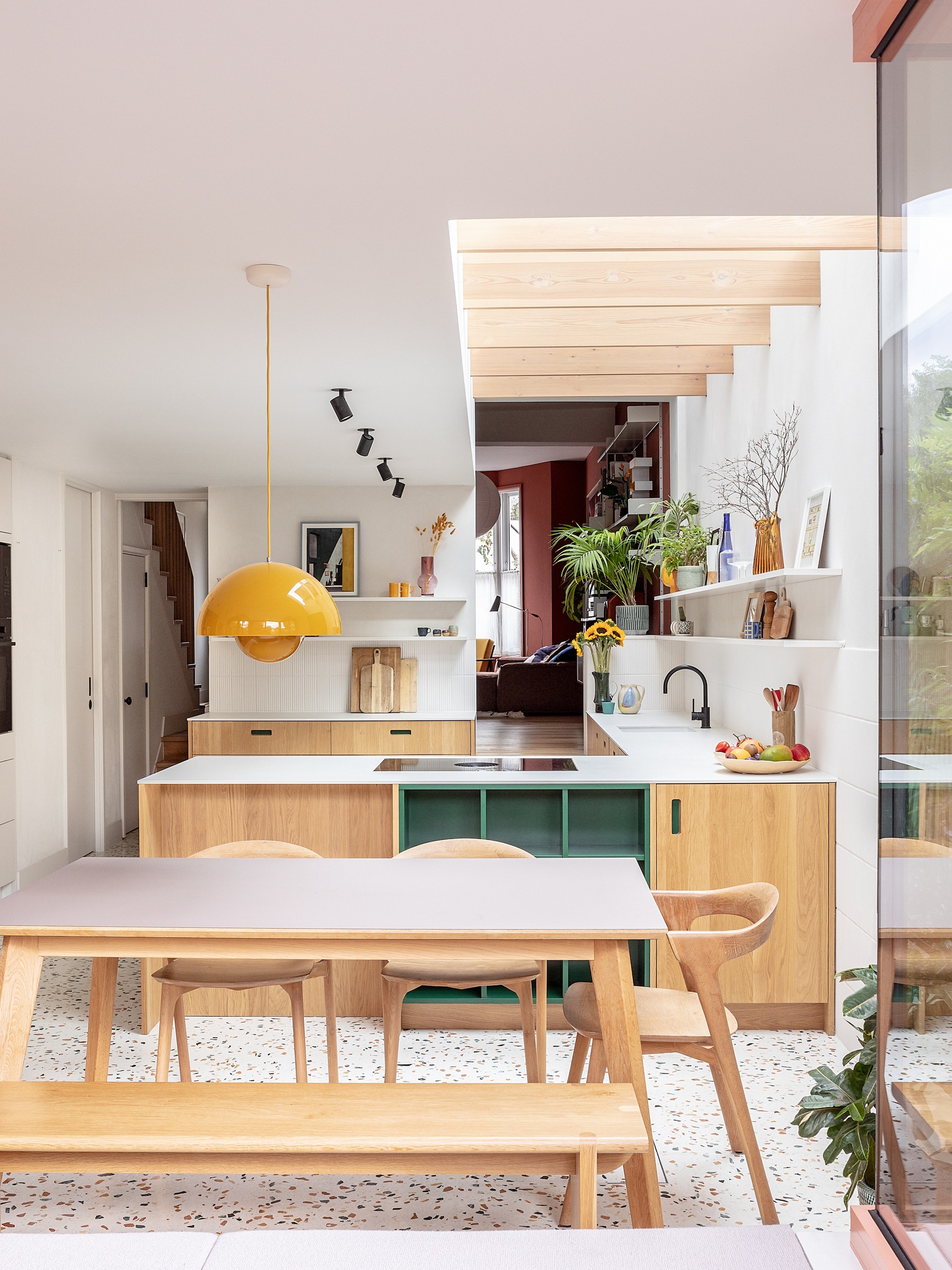 Tafel en stoelen Ethnicraft. Muurplanken Tactile Things. Planken kast geverfd in Hunter Dun van Paint & Paper Library. Structuurtegels Flaunt van Parkside. Foto Edmund Sumner. Planken 606 van Vitsoe. vtwonen 02-2026 | fotografie Taran Wilkhu | productie Living Inside