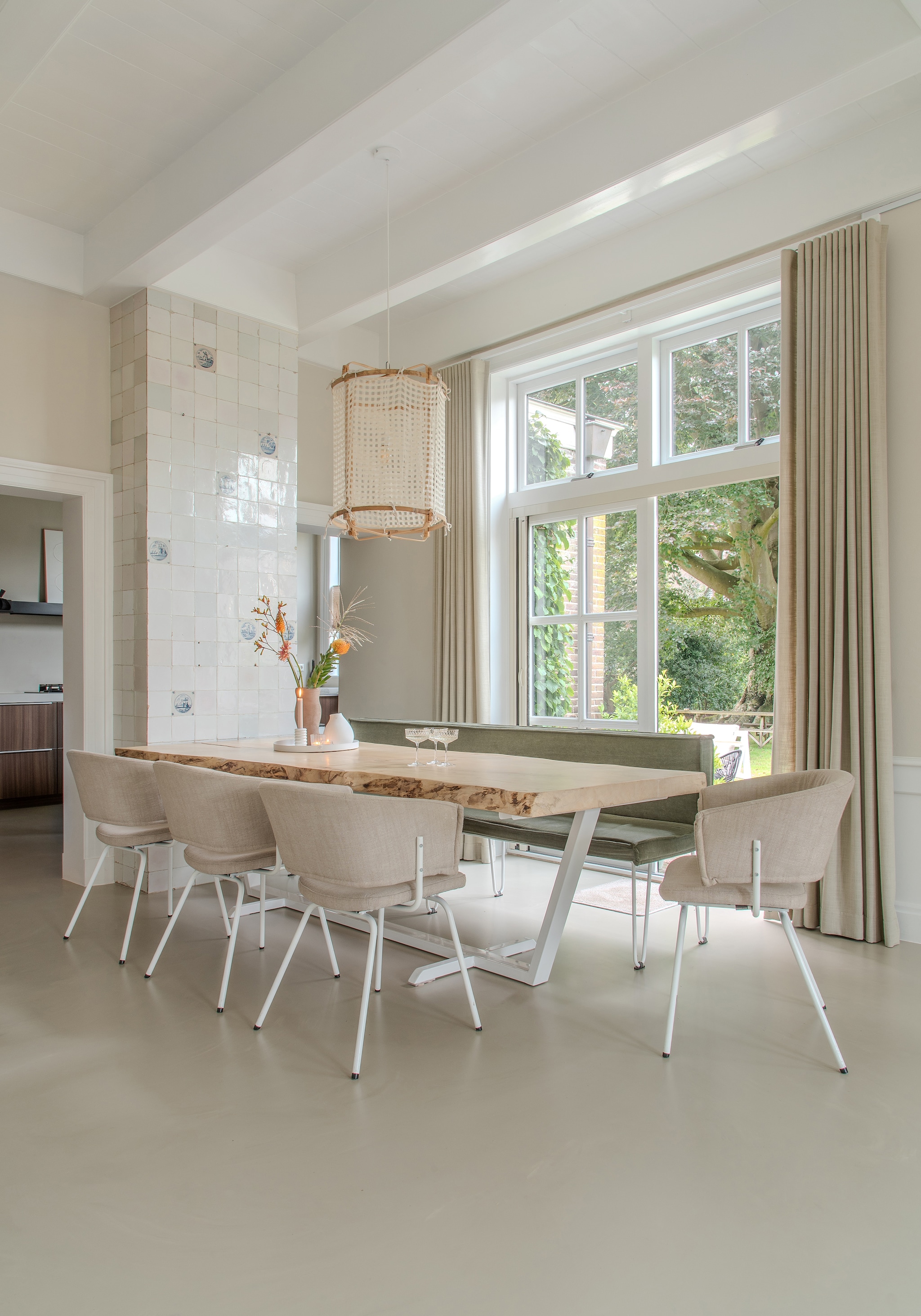 Eettafelbank en stoelen Bodilson. Tafel Inouthout. Vaas HKliving. Gordijnen Meer Wonen. Gietvloer Vloertechniek Hoogeveen. vtwonen 02-2026 | styling Peet Styling | fotografie Joyce Vloet