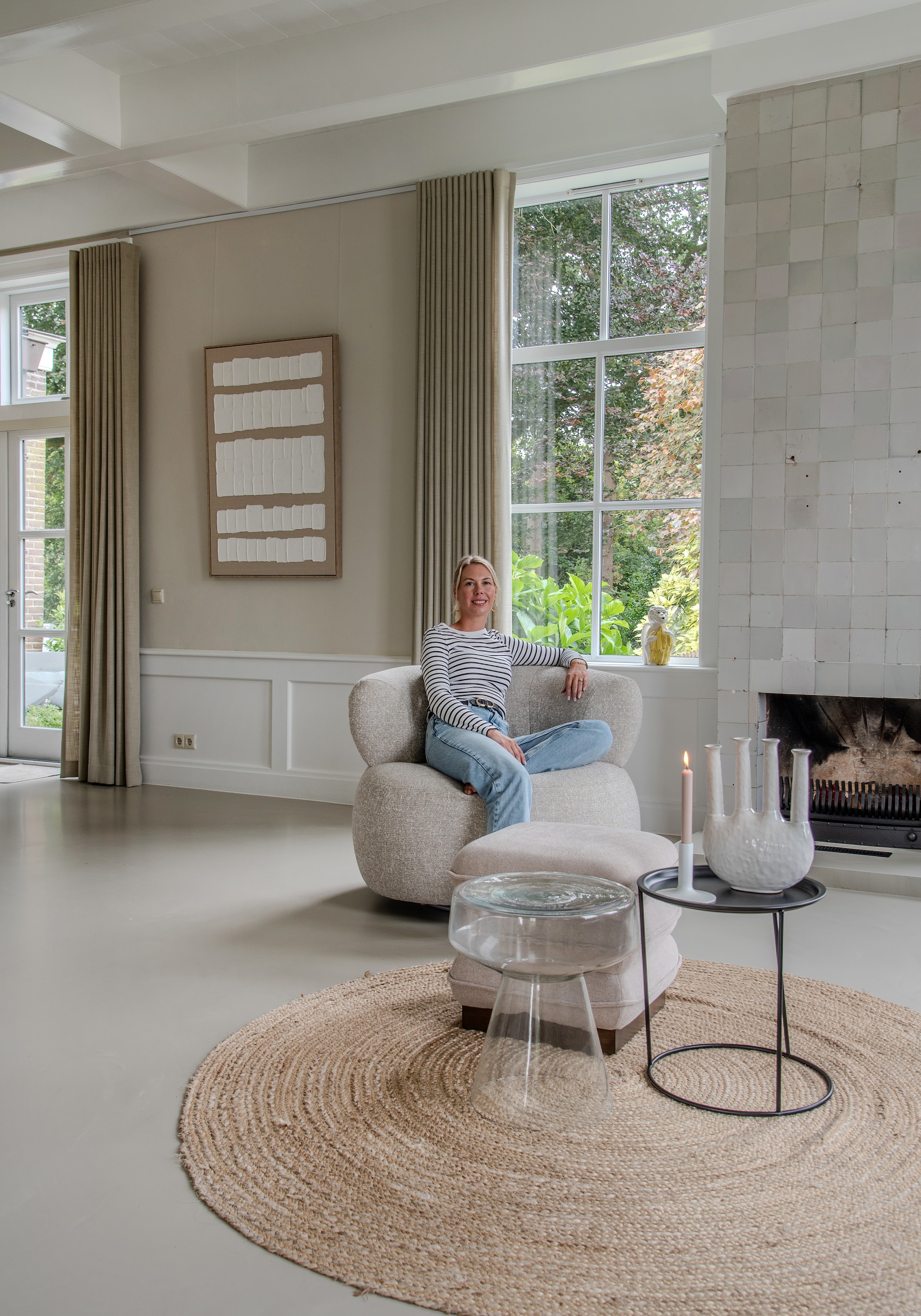 Fauteuil Bank Boutique. Kussenhoezen H&m Home. Glazen bijzettafel Sissy-Boy. Poef Leen Bakker. Kleed Karwei. Vaas en kandelaar Light & Living. Pot De Bloementuin. Gordijnen Meer Wonen. Gietvloer Vloertechniek Hoogeveen. vtwonen 02-2026 | styling Peet Styling | fotografie Joyce Vloet