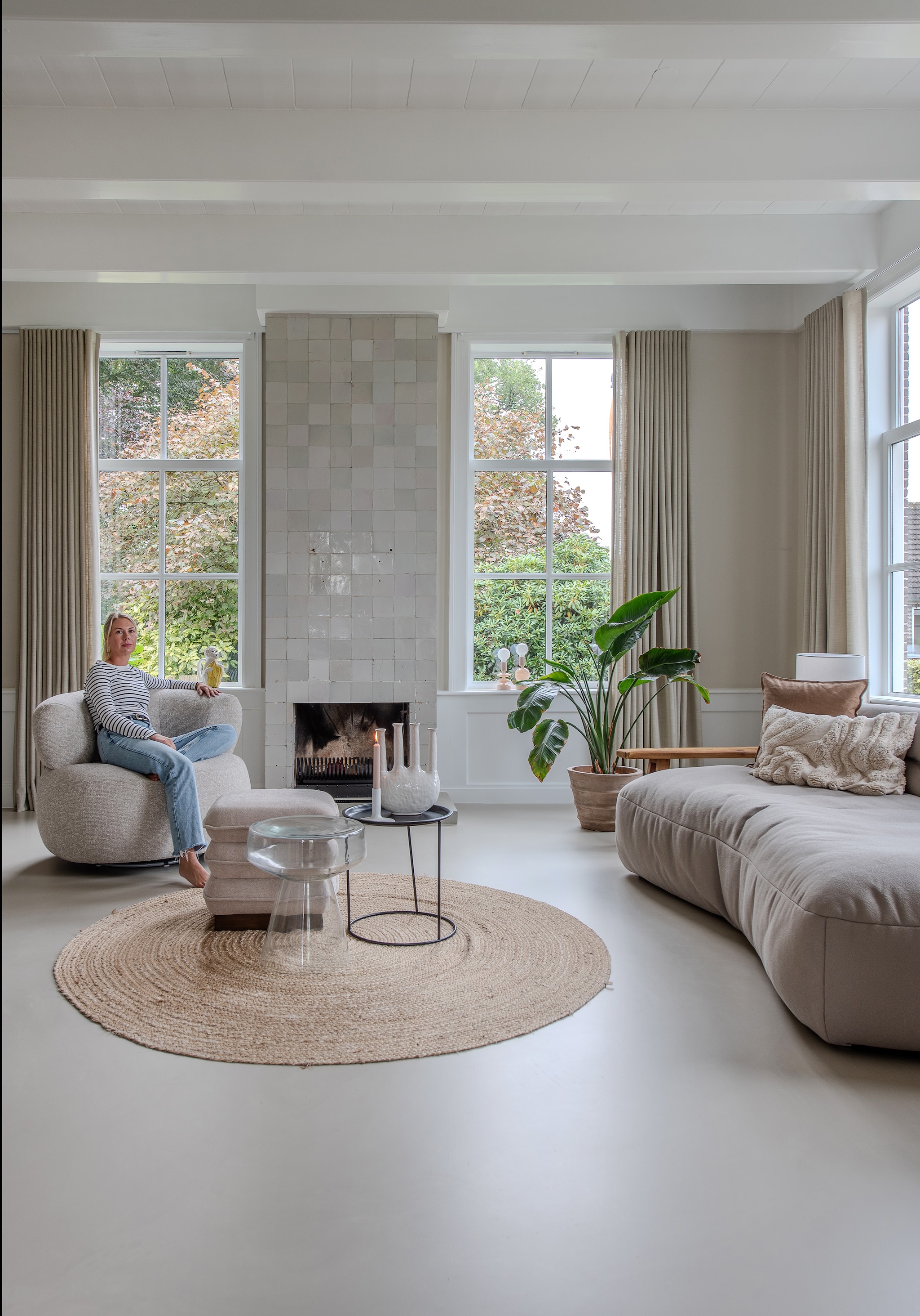 Fauteuil en bank Bank Boutique. Kussenhoezen H&m Home. Glazen bijzettafel Sissy-Boy. Poef Leen Bakker. Kleed Karwei. Vaas en kandelaar Light & Living. Pot De Bloementuin. Gordijnen Meer Wonen. Gietvloer Vloertechniek Hoogeveen. vtwonen 02-2026 | styling Peet Styling | fotografie Joyce Vloet