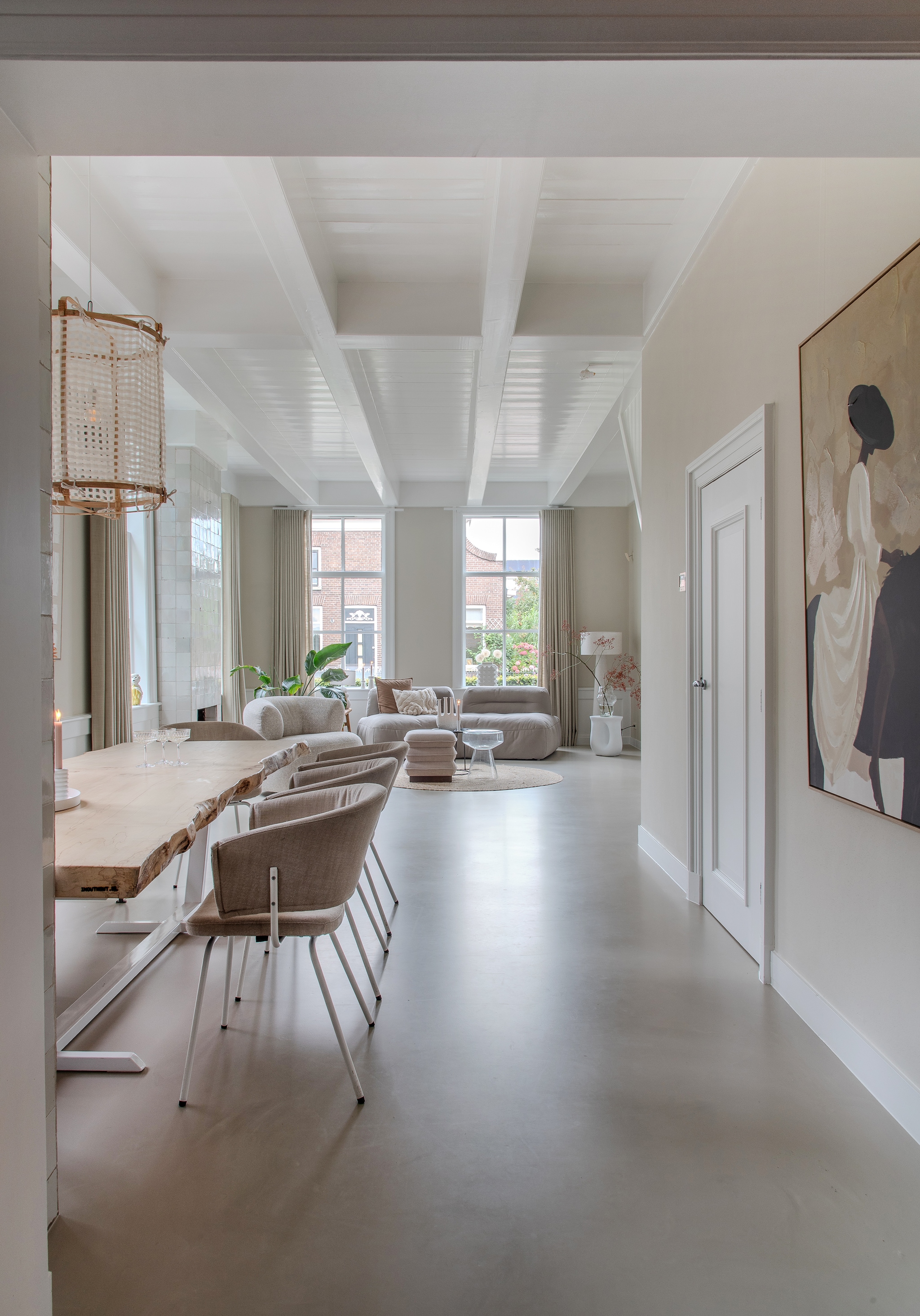 Tafel Inouthout. Stoelen Bodilson. Gietvloer Vloertechniek Hoogeveen. vtwonen 02-2026 | styling Peet Styling | fotografie Joyce Vloet