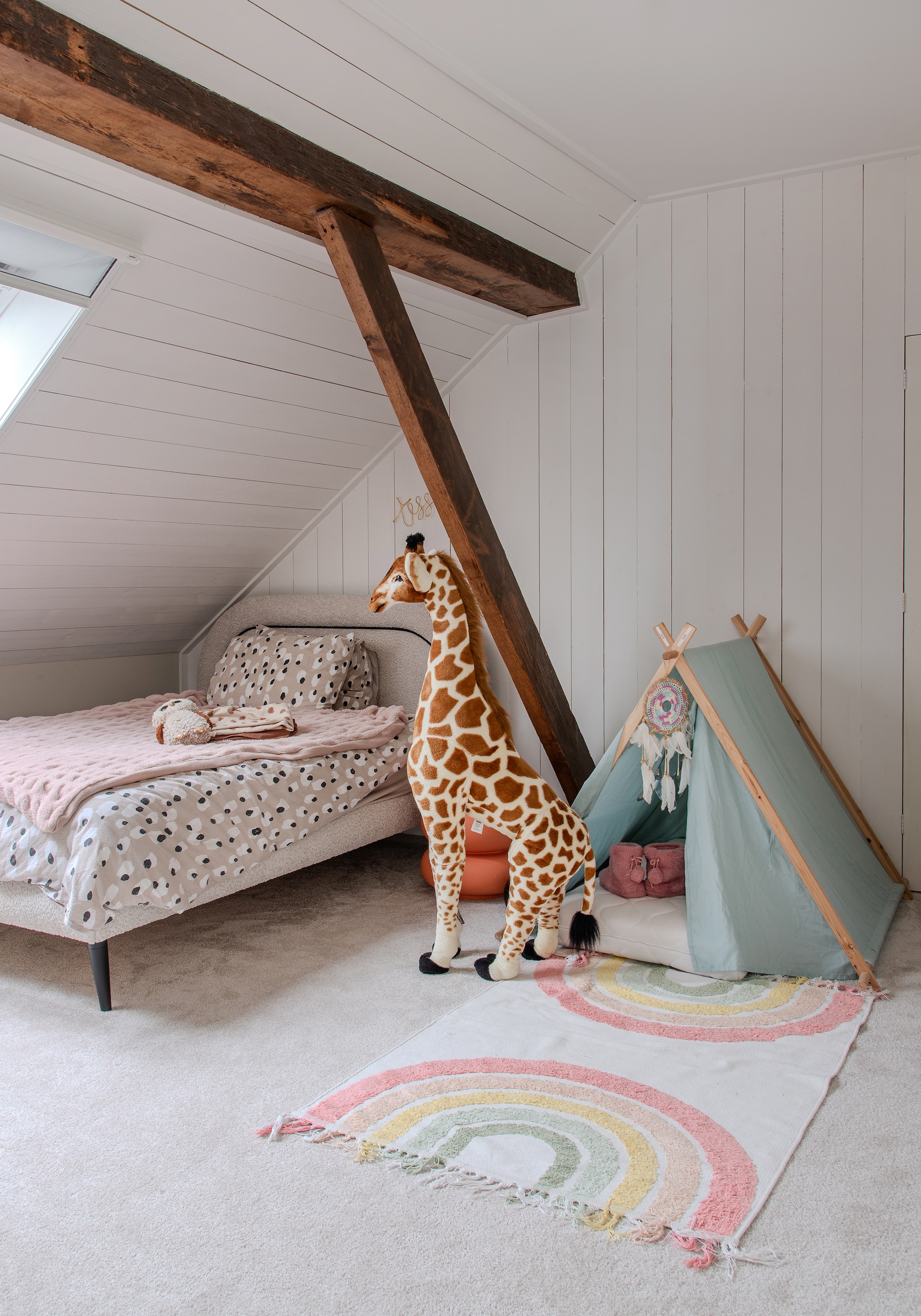 Bed Woonenzo. Giraf Childhome. Tent Xenos. Vloerbedekking Meer Wonen. vtwonen 02-2026 | styling Peet Styling | fotografie Joyce Vloet