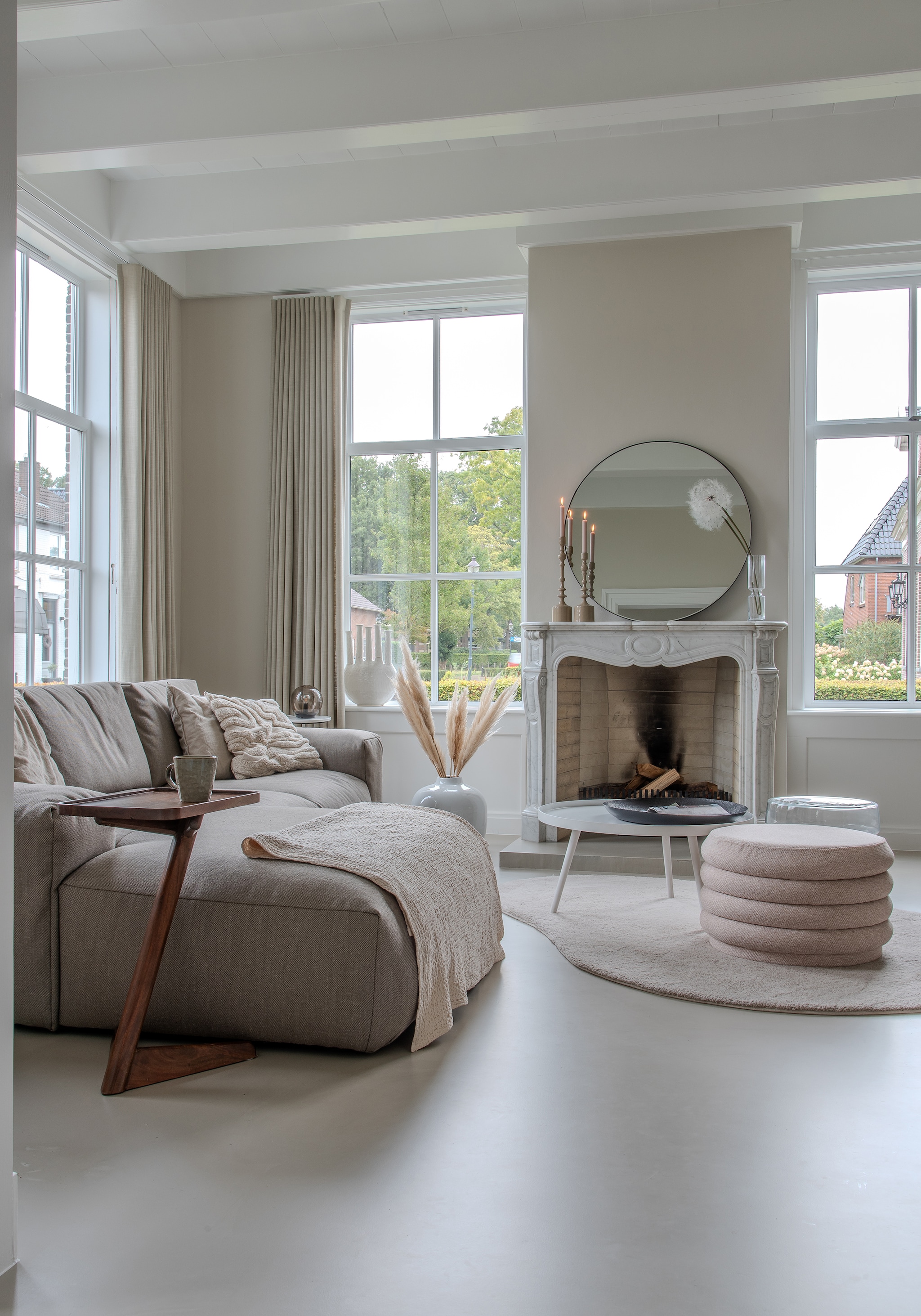 Bank Bank Boutique. Kussenhoezen H&m Home. Houten bijzettafel Things I Like Things I Love. Plaid ’t Swarte Schaep. Vloerkleed Karwei. Poef Leen Bakker. Witte bijzettafel Woood. Bollampje Ikea. Kandelaars Light & Living. Bloem, kleine vaas Tof bloemen. Mok Kwantum. Gordijnen Meer Wonen. Gietvloer Vloertechniek Hoogeveen. vtwonen 02-2026 | styling Peet Styling | fotografie Joyce Vloet