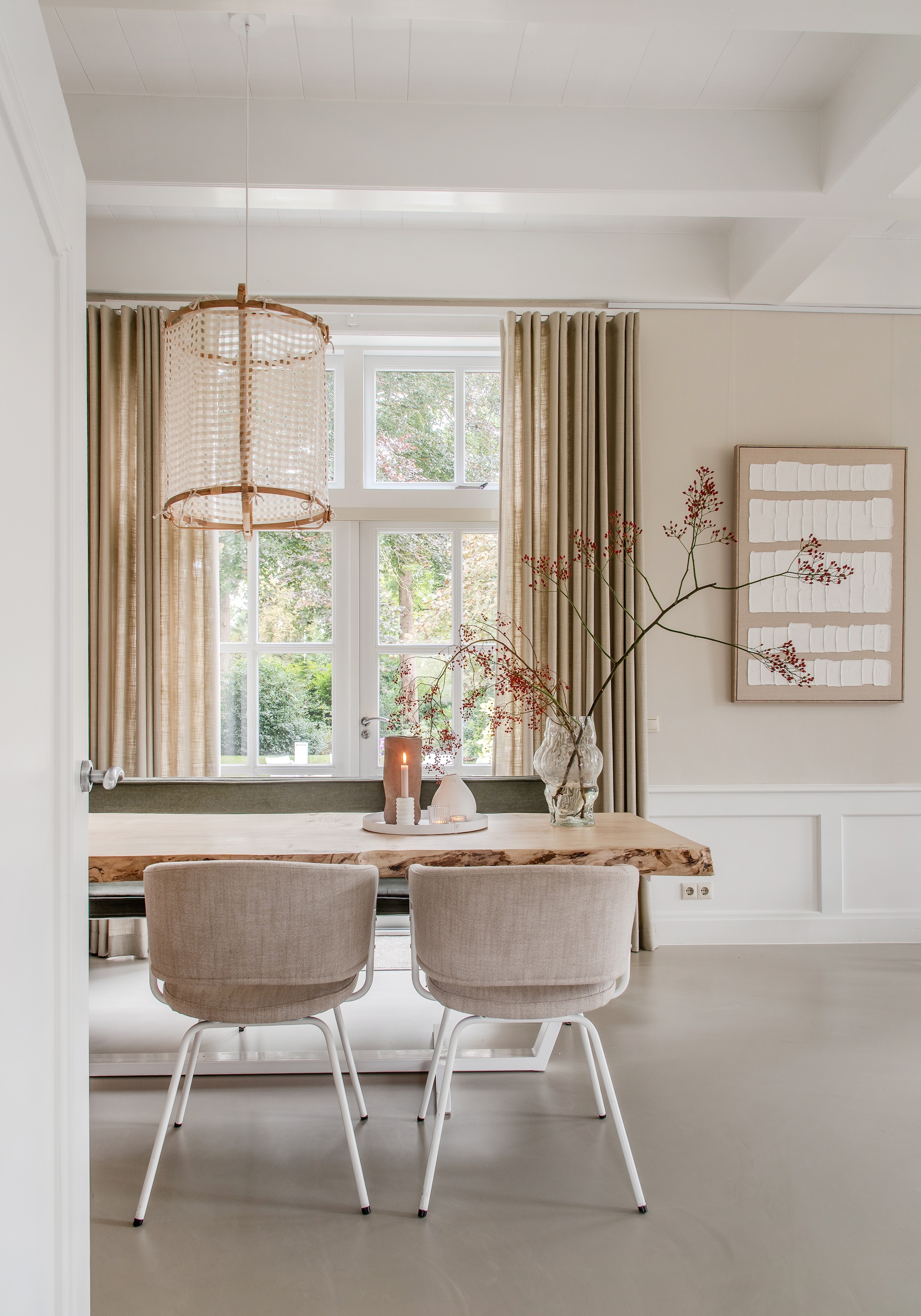 Eettafelbank en stoelen Bodilson. Tafel Inouthout. Vaas HKliving. Gordijnen Meer Wonen. Gietvloer Vloertechniek Hoogeveen. vtwonen 02-2026 | styling Peet Styling | fotografie Joyce Vloet