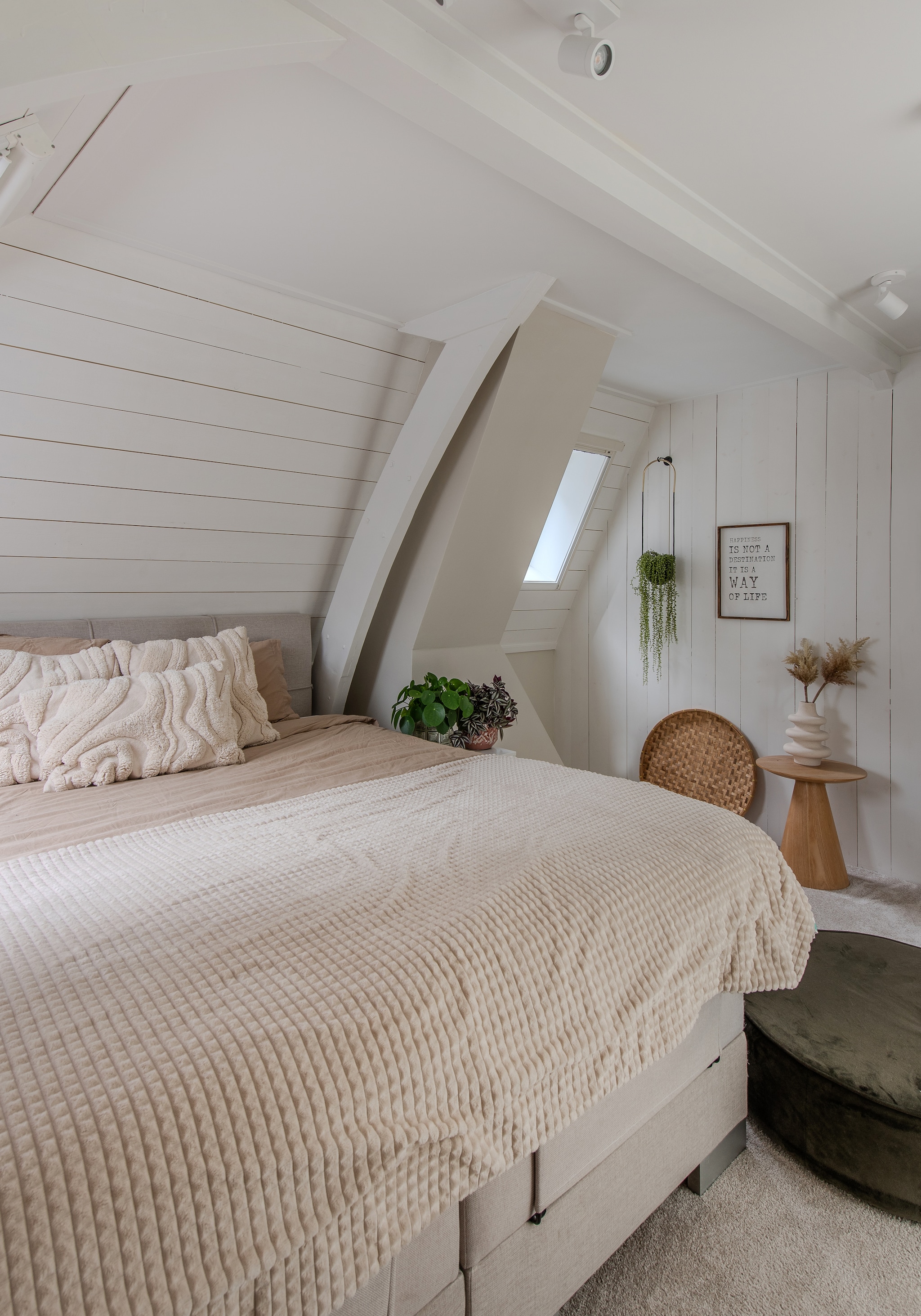 Kussens H&m Home. Poef Woood. Tafel en vaas Kwantum. Vloerbedekking Meer Wonen. vtwonen 02-2026 | styling Peet Styling | fotografie Joyce Vloet