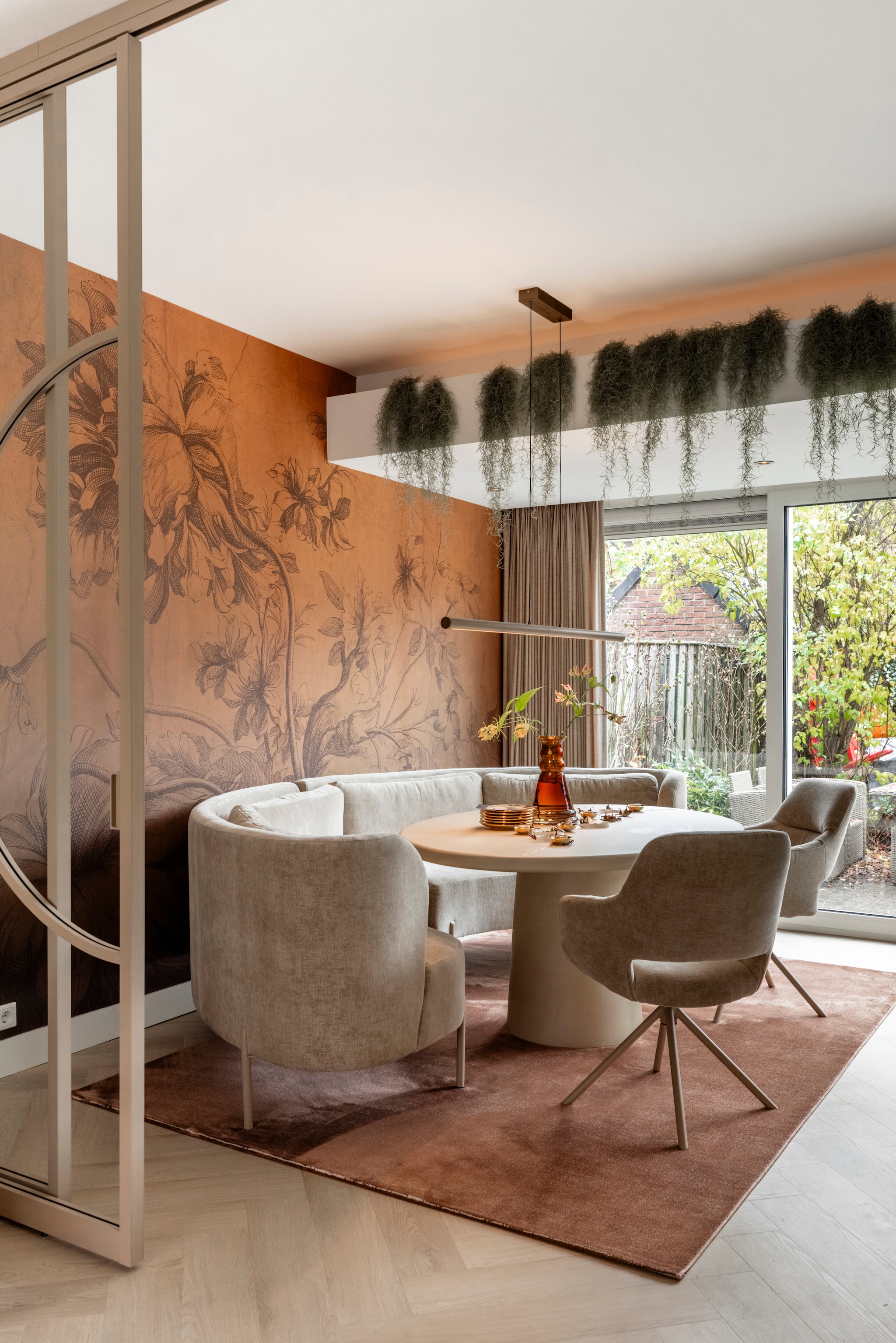 Muurverf Fluffy Cheetah no. 255 Lab Paint  Behang Gradient Flowers Ochre door Frans Uyterlinde Kek Amsterdam. vtwonen Weer verliefd op je huis aflevering 12 seizoen 23 2025 | styling Frans Uyterlinde | fotografie Margriet Hoekstra