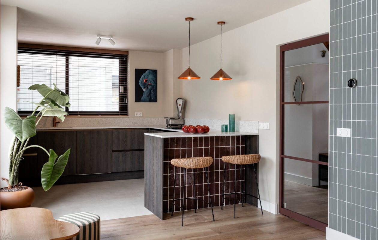 Aanhuis.nl De verschillende vloeren van Aanhuis.nl bakenen de leefruimtes af.