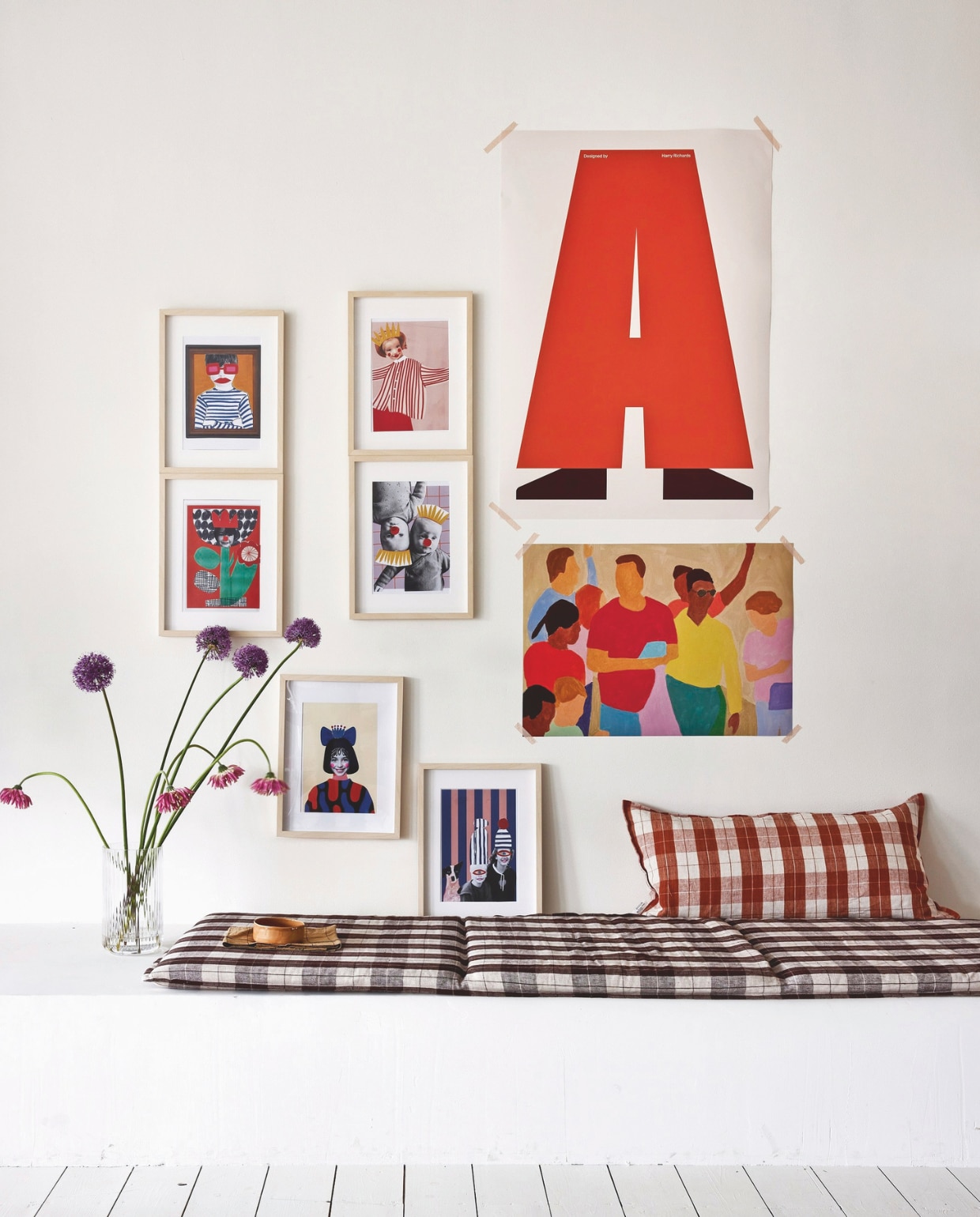 Poster A van Harry Richards, 50x70 cm € 60,-, poster Rush Hour van May Watson, 40x30 cm € 40,-(papercollective.com). Handgeweven linnen matras, prijs op aanvraag, linnen kussen € 139,-, glazen vaas van Lyngby Porcelæn € 149,95, keramieken kom Contemplative Tableware van Studio Efg vanaf € 20,-, keramieken schaaltje € 27,-, linnen theedoek Charvet Éditions € 22,50 (studioslow.nl). Houten lijsten privébezit, collages zelfgemaakt. vtwonen 08-2024 | styling Marianne Luning | fotografie Alexander van Berge