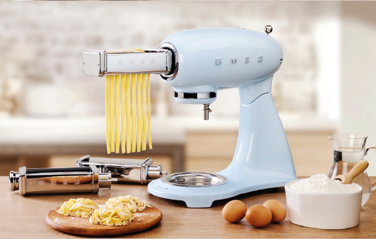 retro keukenprinses win een pastelblauwe smeg keukenmachine