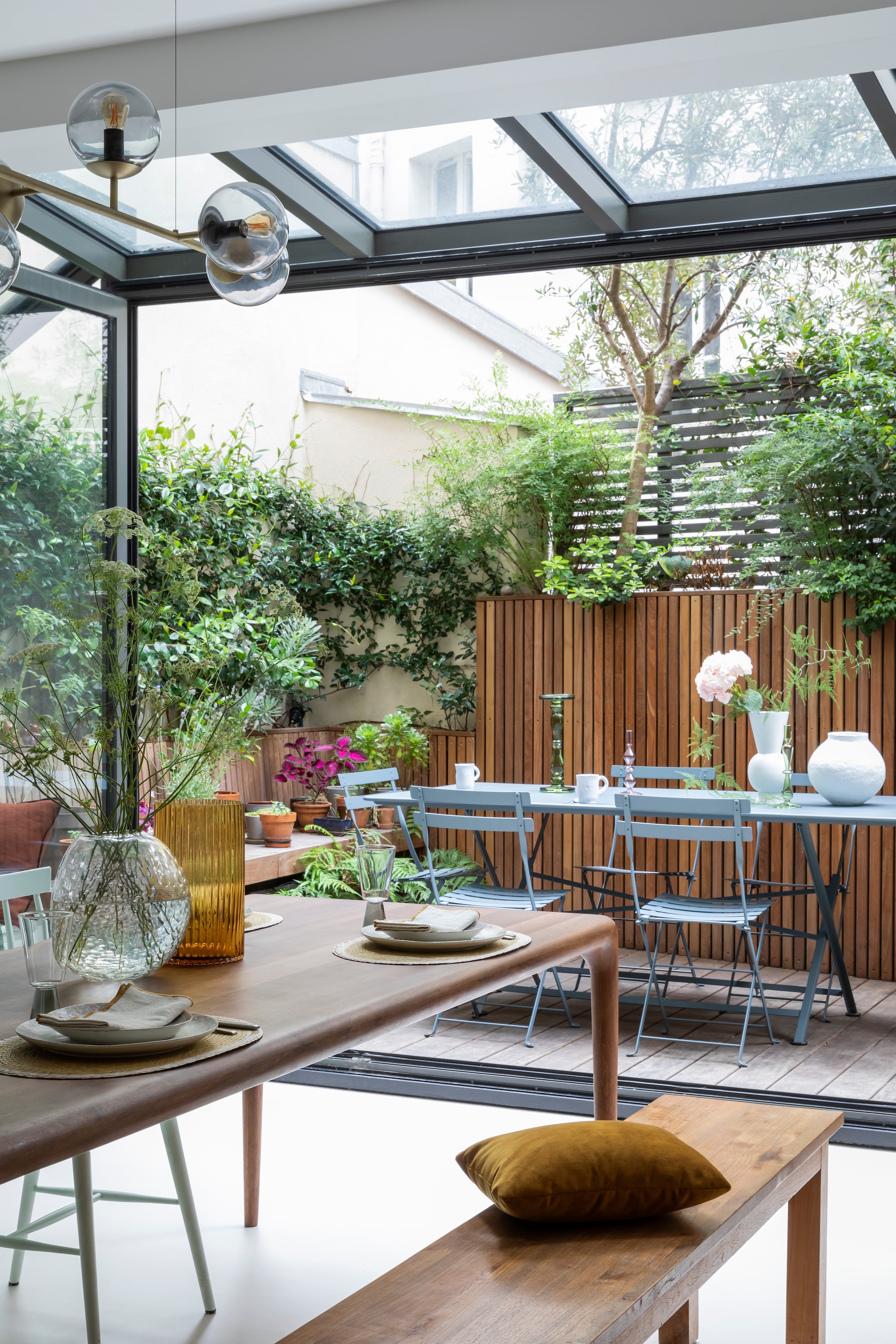 Tafel Artisan. Stoel Landmade. Lamp Orb van Bolia. Terrastafel en stoelen Fermob. vtwonen 02-2026 | styling Camille Hermand | fotografie Pauline Le Goff | productie AC Scoffoni