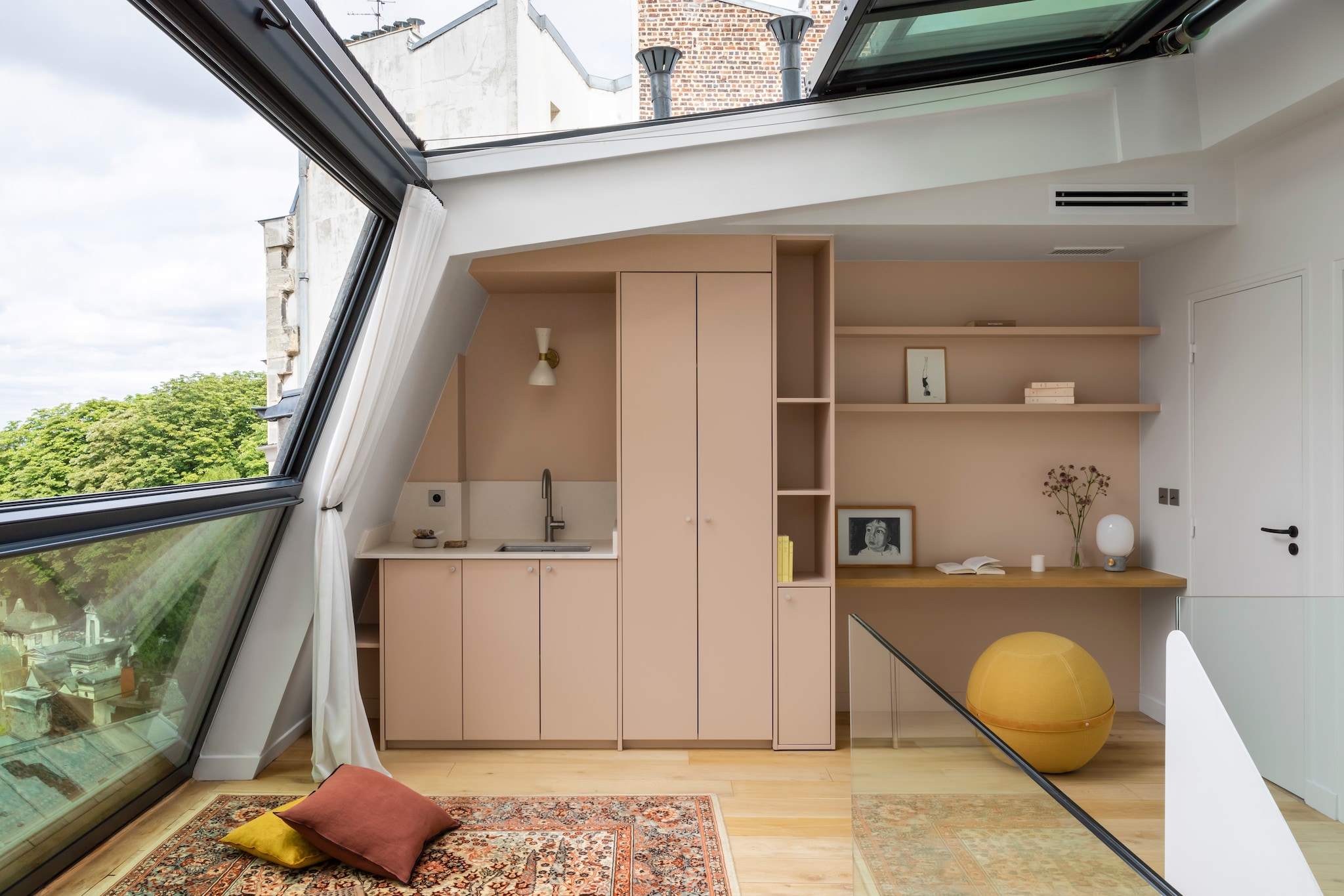 Gordijnen Sophie la tapissière. Vloer La Parqueterie Nouvelle. vtwonen 02-2026 | styling Camille Hermand | fotografie Pauline Le Goff | productie AC Scoffoni