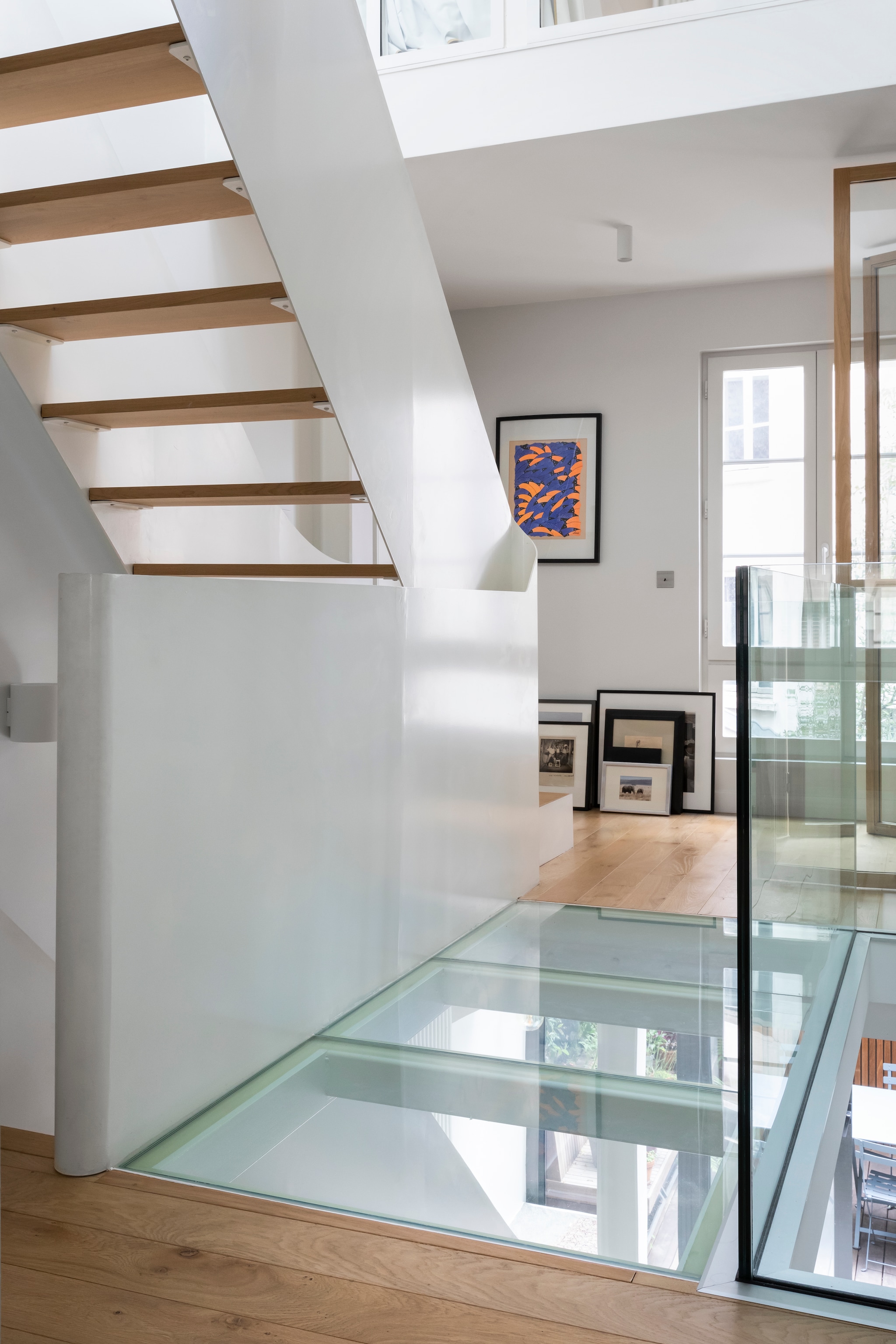 Muurkleur Strong White van Farrow & Ball. Vloer La Parqueterie Nouvelle. vtwonen 02-2026 | styling Camille Hermand | fotografie Pauline Le Goff | productie AC Scoffoni